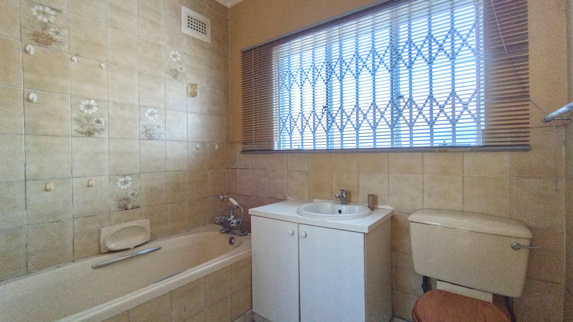 Bathroom 1 - 11 square meters of property in Hatton Estate