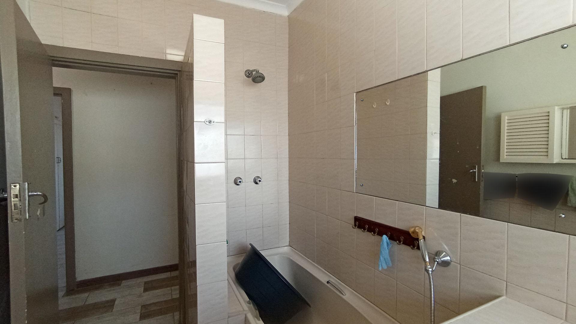 Bathroom 1 - 11 square meters of property in Hatton Estate