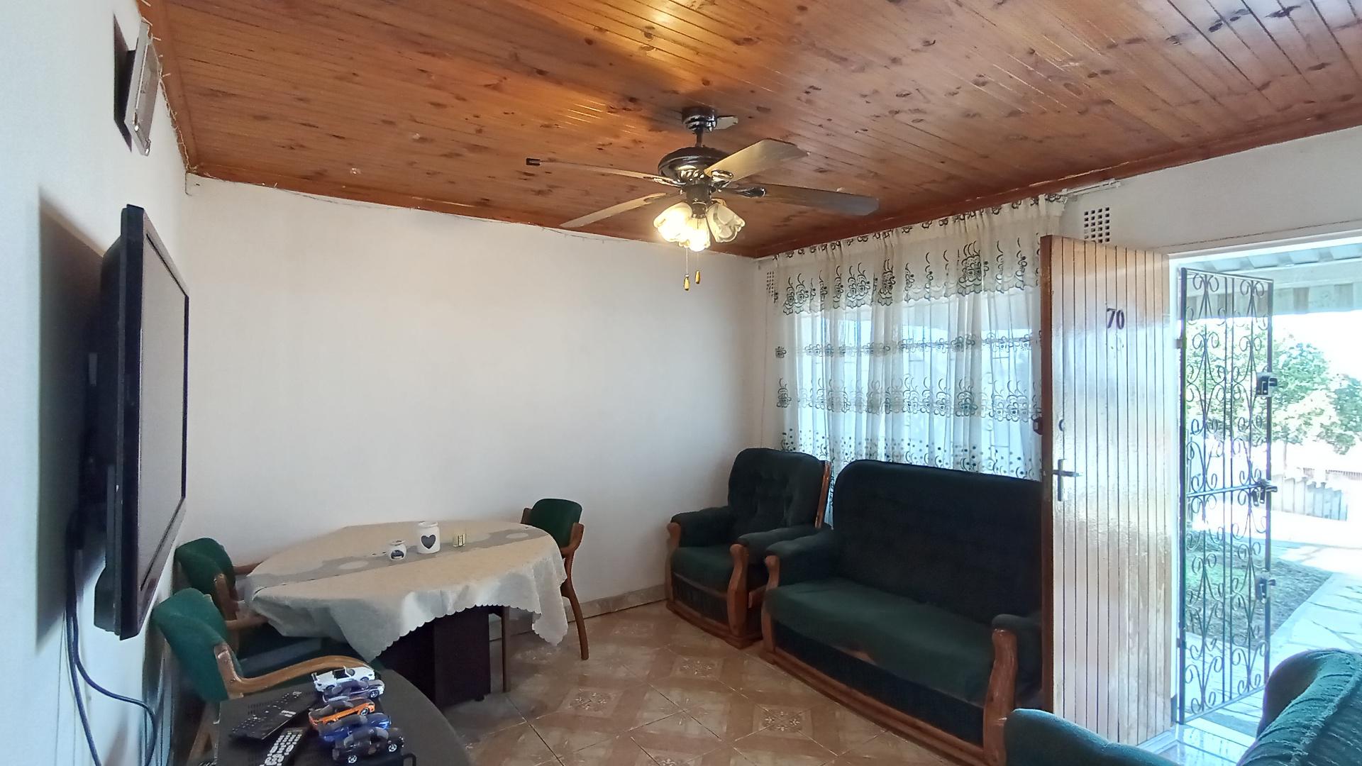 Lounges - 18 square meters of property in Bombay Heights