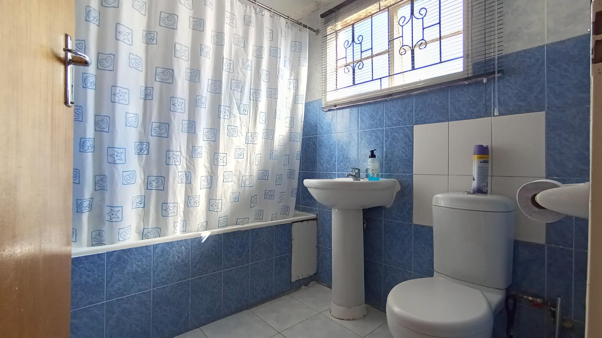 Bathroom 1 - 6 square meters of property in Bombay Heights