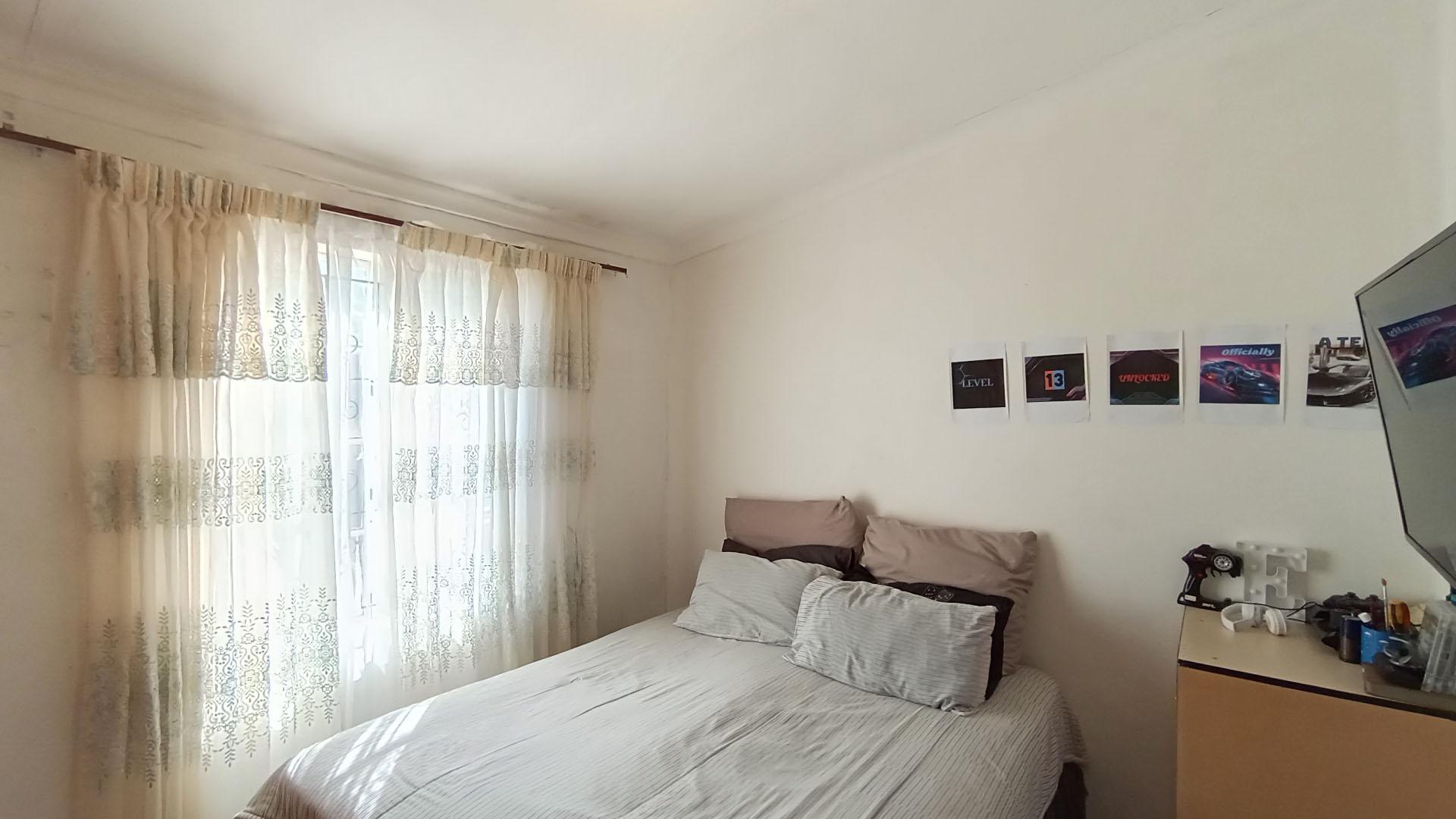 Bed Room 1 - 11 square meters of property in Bombay Heights