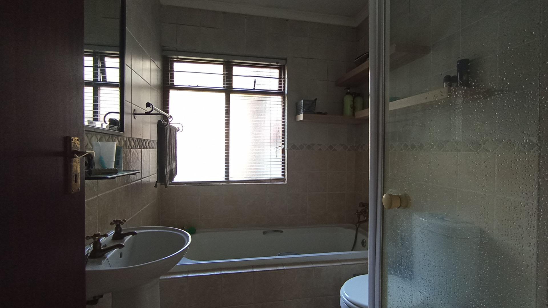Bathroom 1 - 5 square meters of property in Montana Tuine