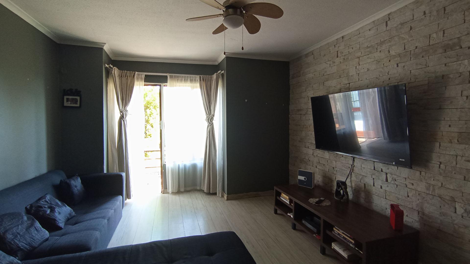 Lounges - 16 square meters of property in Montana Tuine