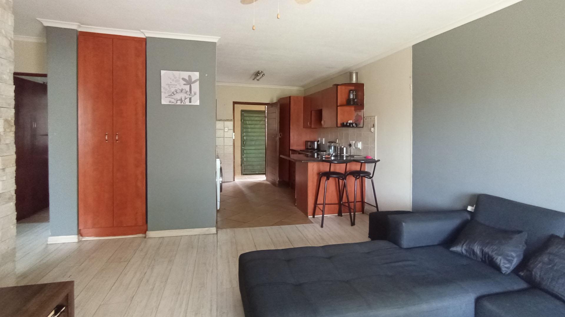 Lounges - 16 square meters of property in Montana Tuine