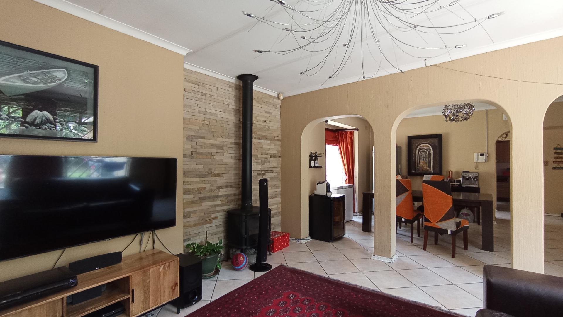 Lounges - 27 square meters of property in Paulshof