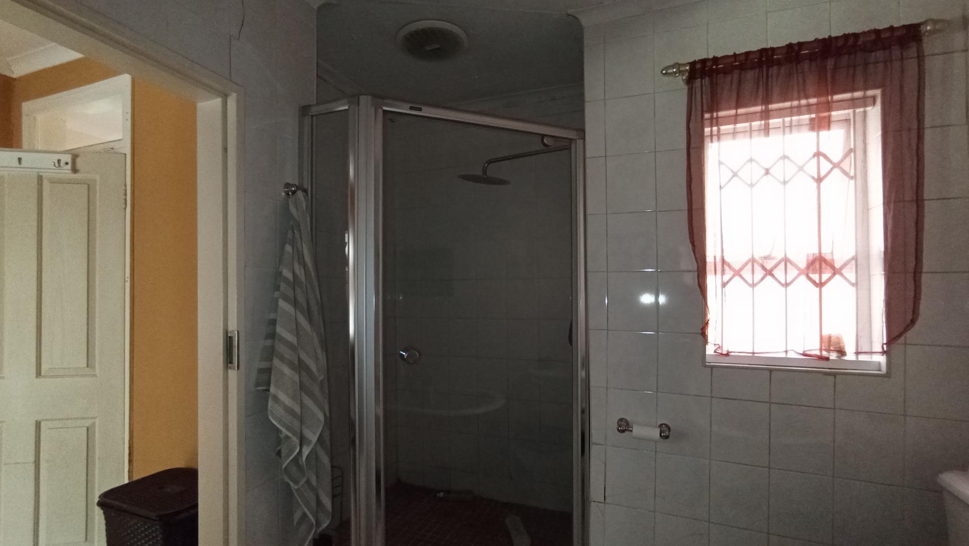 Main Bathroom - 10 square meters of property in Paulshof