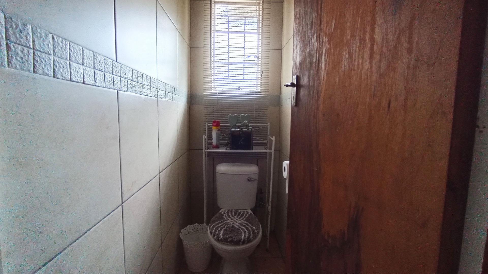 Bathroom 1 - 8 square meters of property in Lester Park
