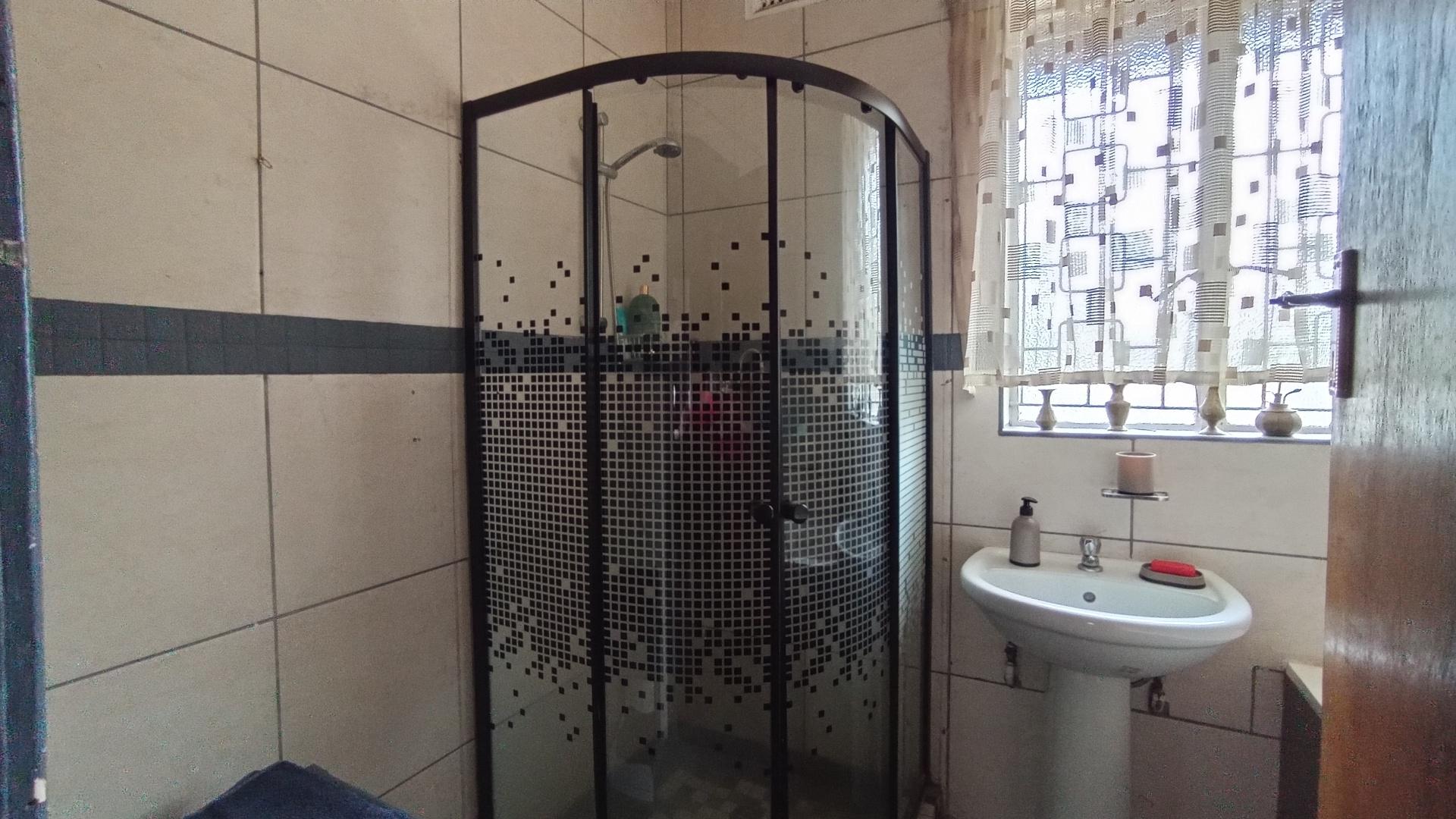 Bathroom 1 - 8 square meters of property in Lester Park
