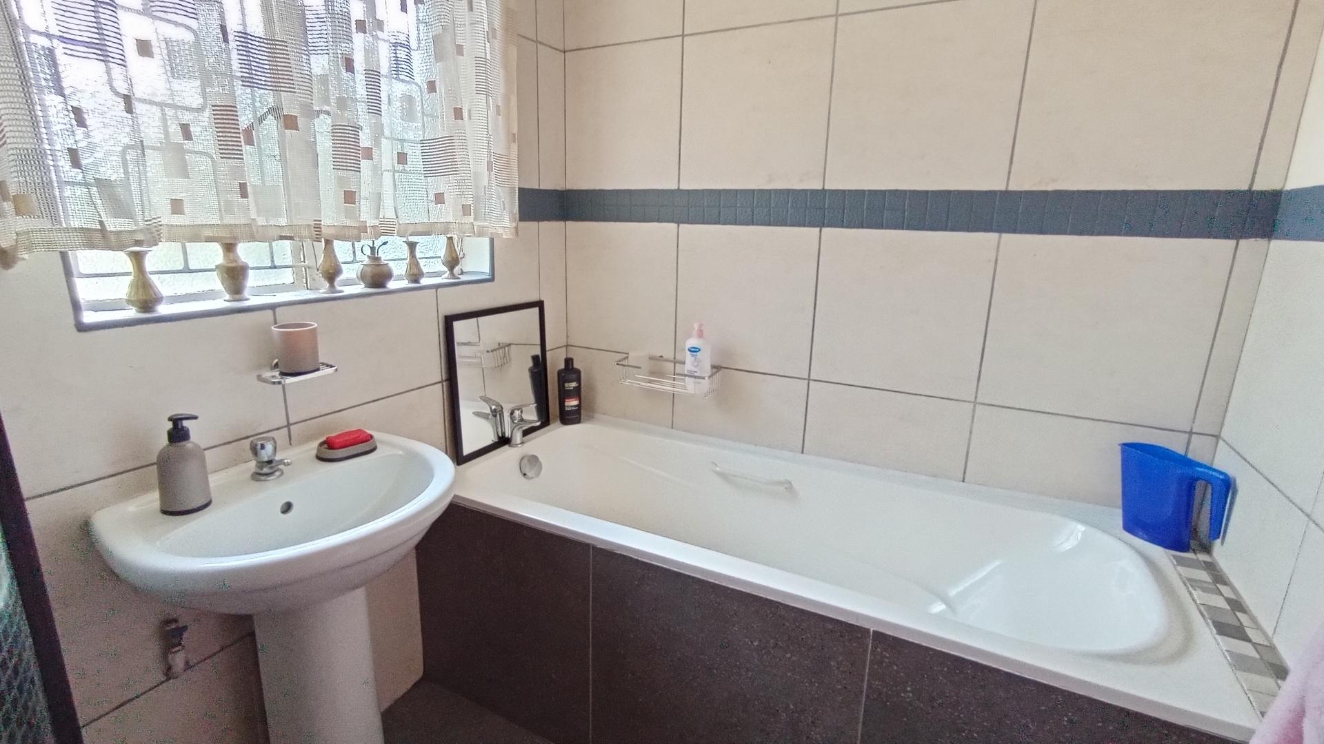 Bathroom 1 - 8 square meters of property in Lester Park