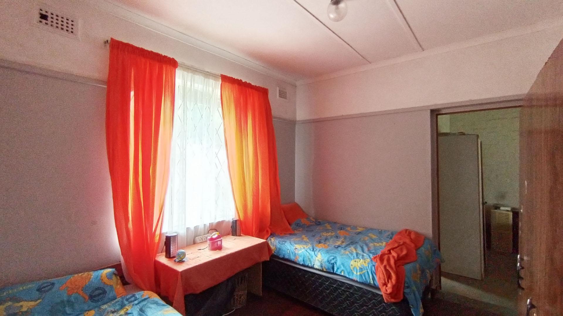 Bed Room 1 - 30 square meters of property in Lester Park
