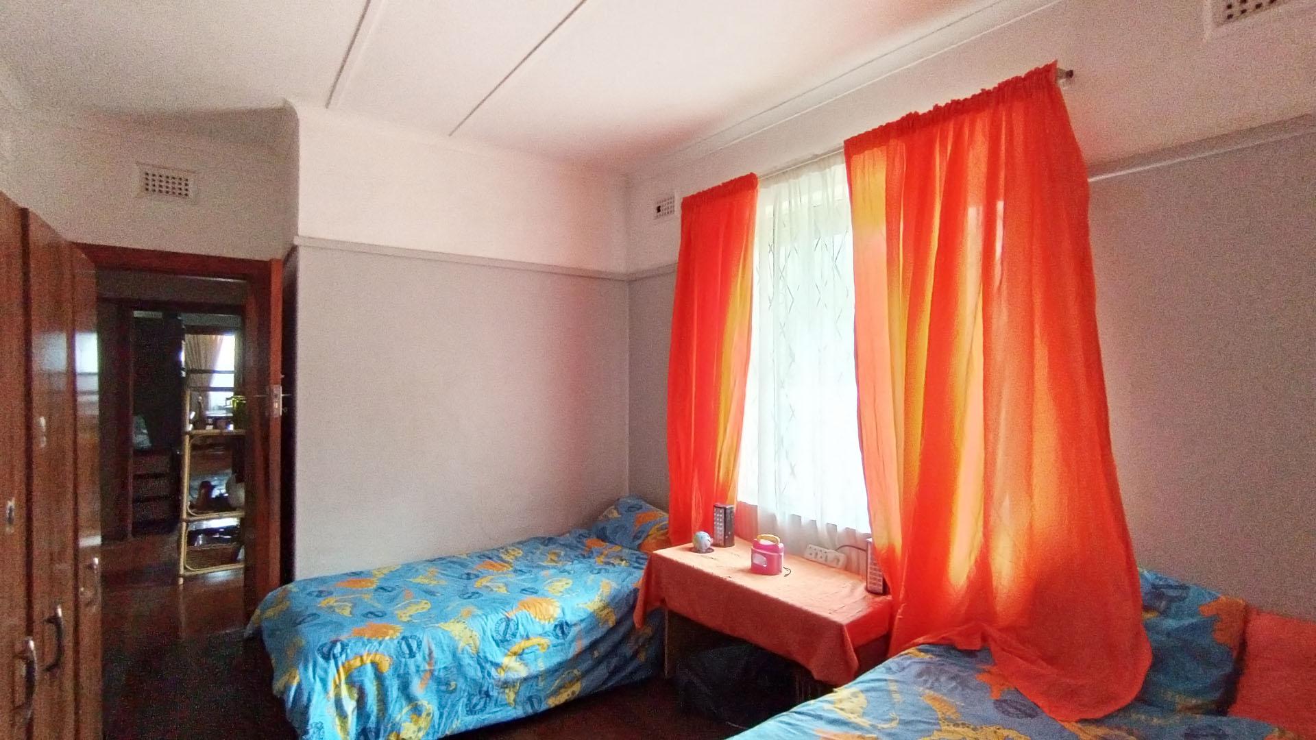 Bed Room 1 - 30 square meters of property in Lester Park