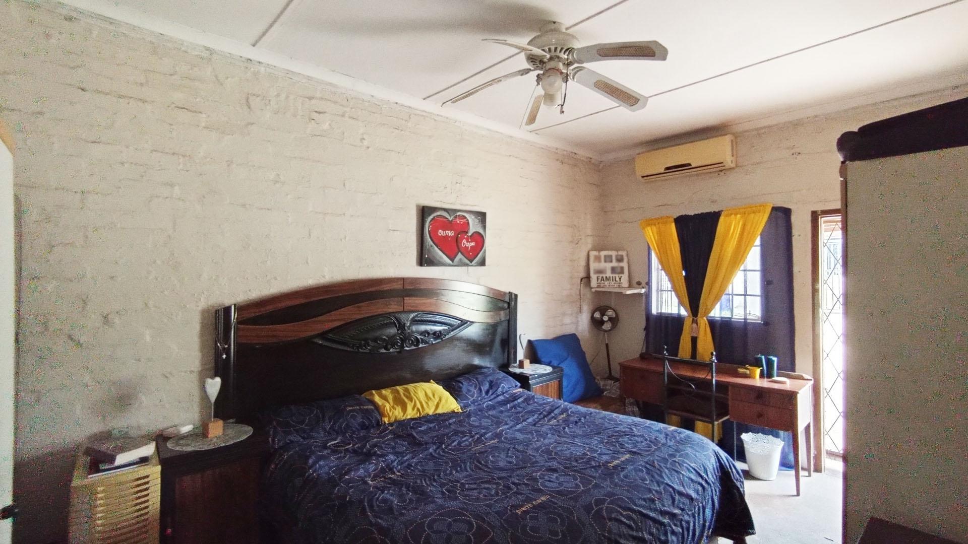 Main Bedroom - 20 square meters of property in Lester Park