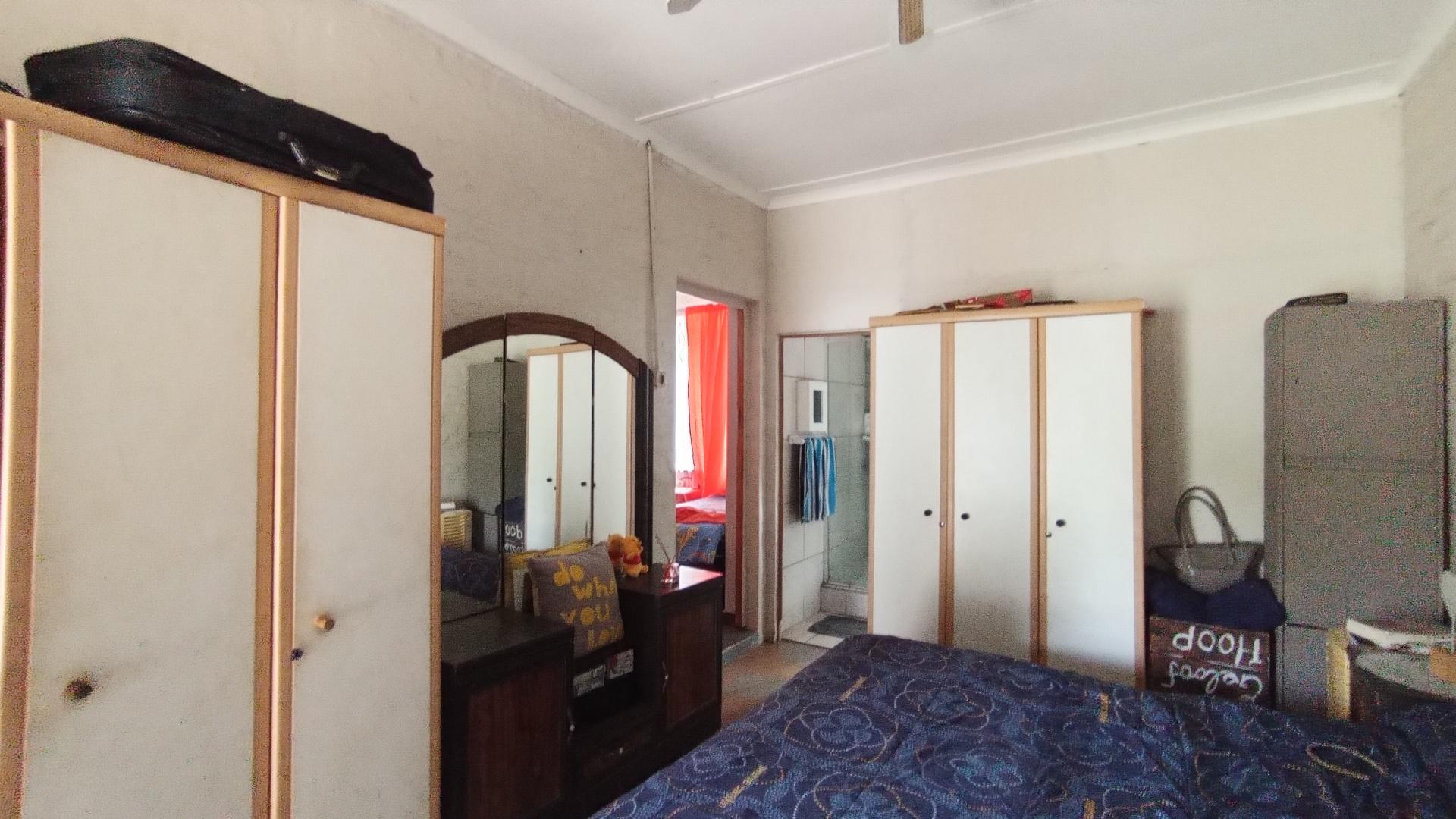 Main Bedroom - 20 square meters of property in Lester Park