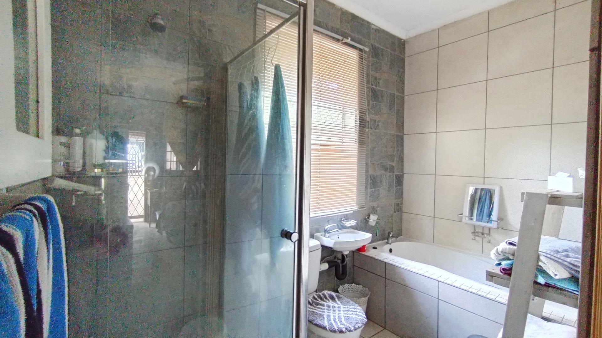 Main Bathroom - 7 square meters of property in Lester Park