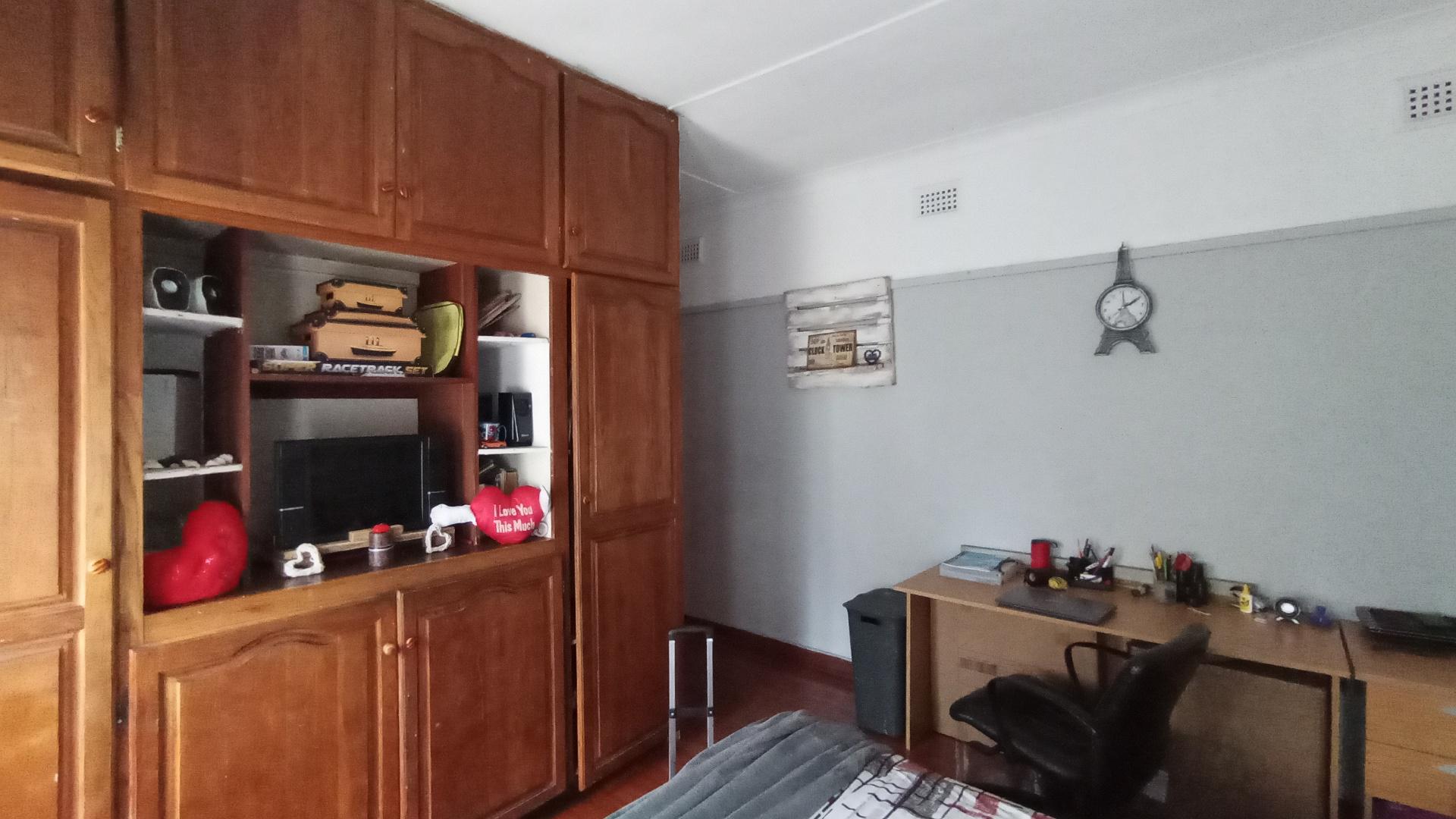 Bed Room 2 - 31 square meters of property in Lester Park