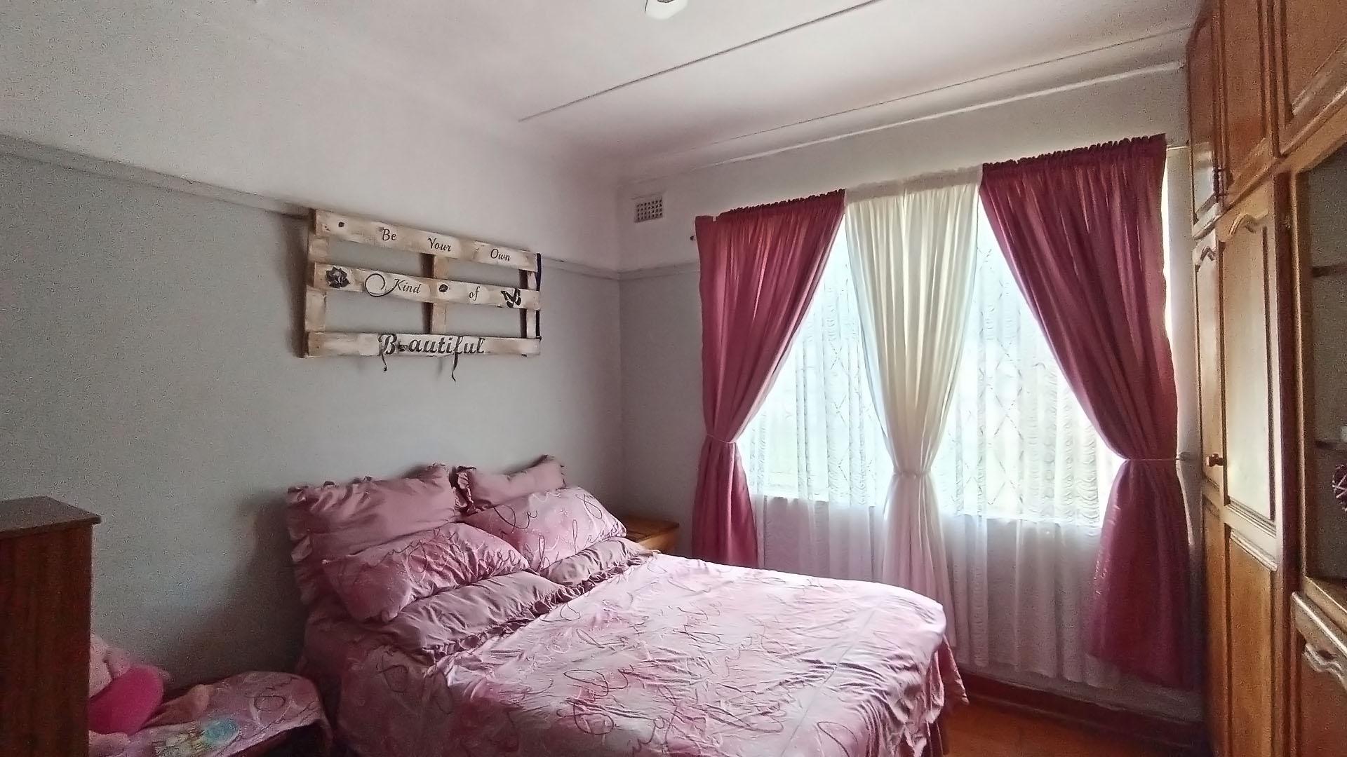 Bed Room 3 - 18 square meters of property in Lester Park