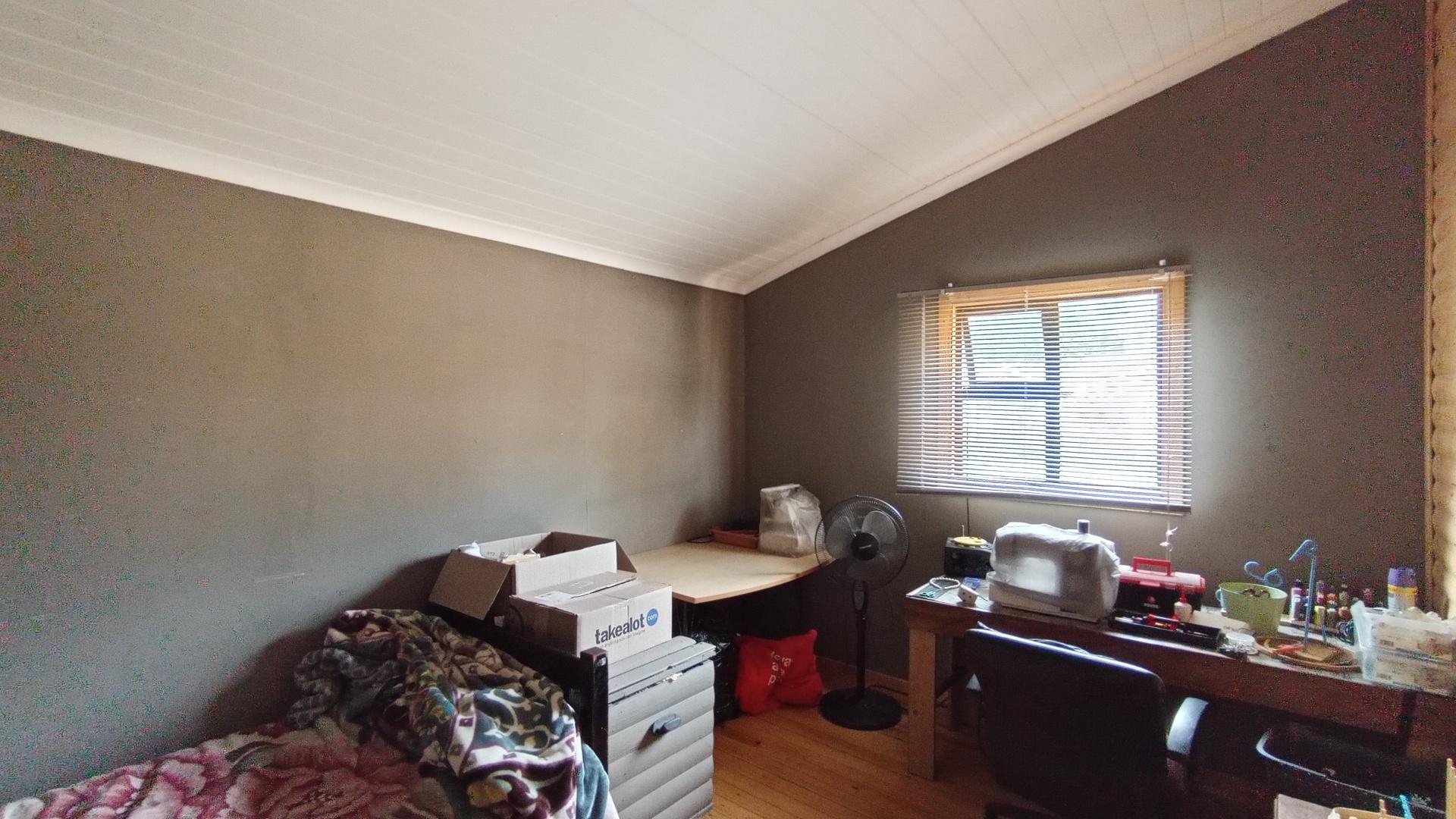 Bed Room 1 - 30 square meters of property in Lester Park