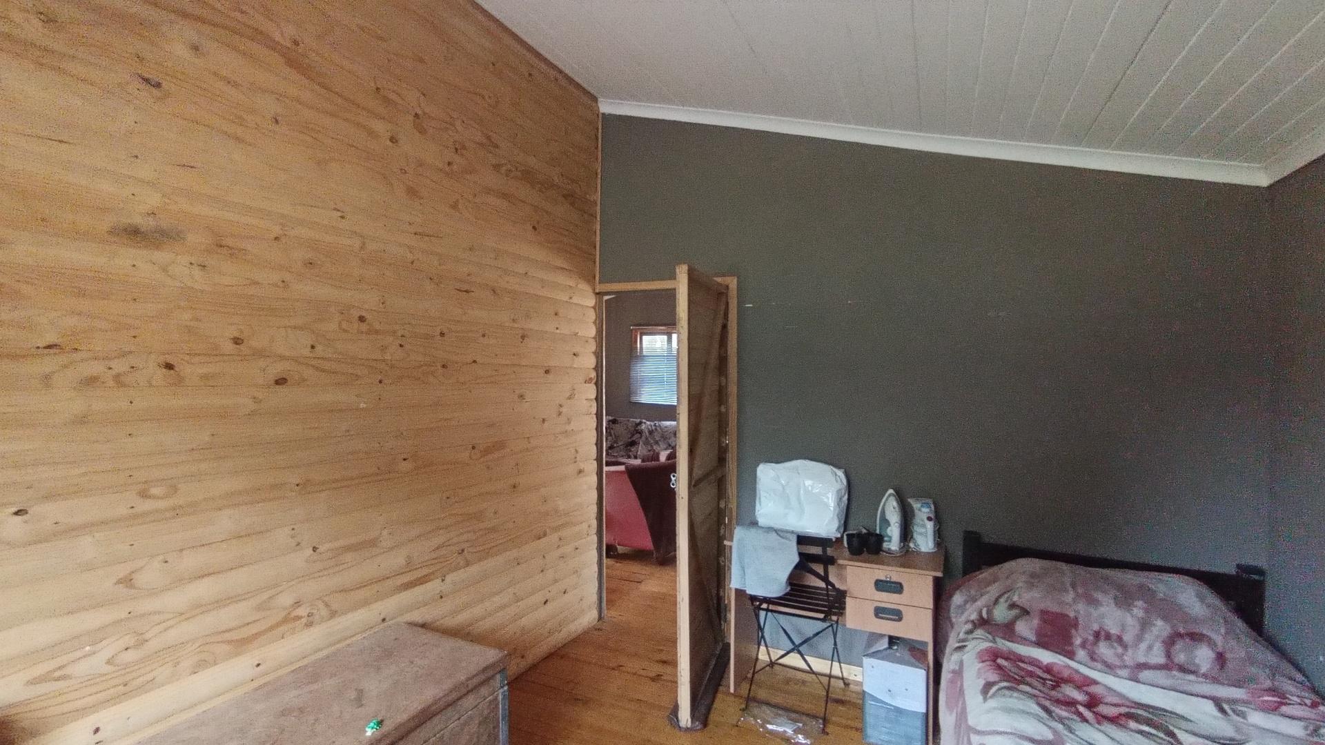 Bed Room 1 - 30 square meters of property in Lester Park