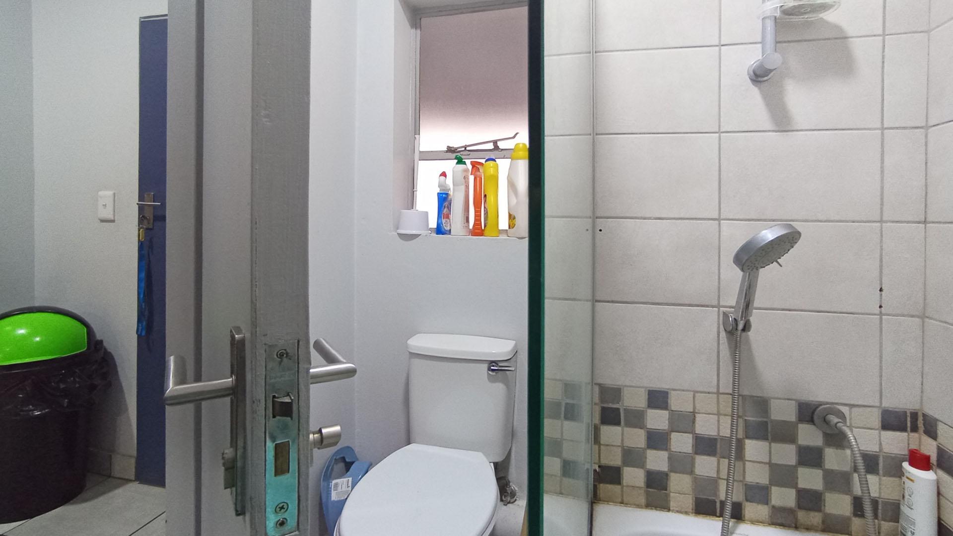 Bathroom 1 - 4 square meters of property in Pretoria North