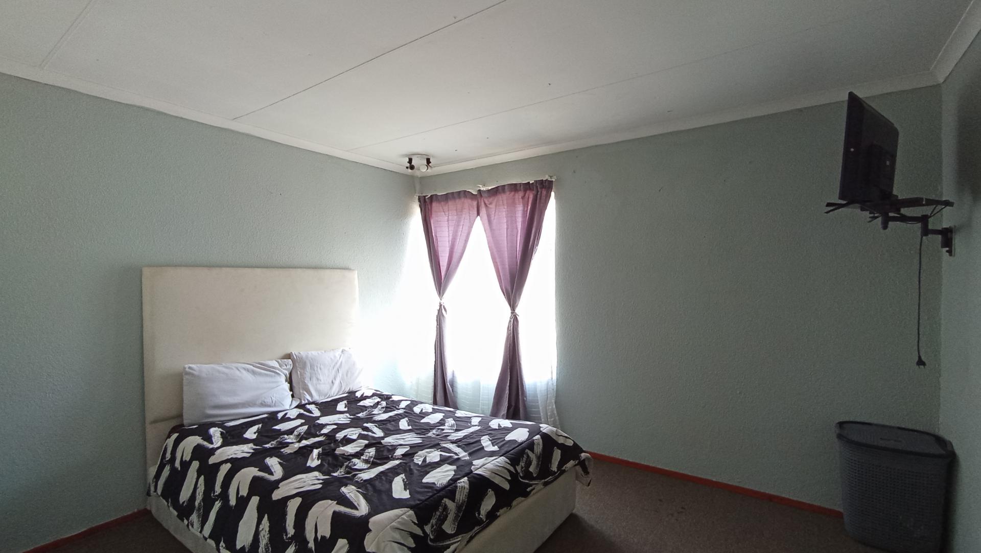 Bed Room 1 - 14 square meters of property in Groblerpark