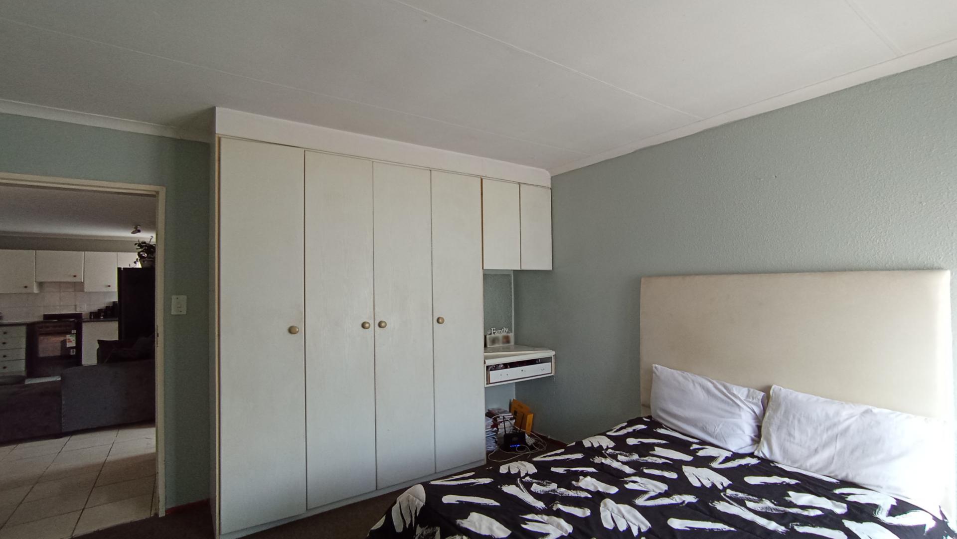 Bed Room 1 - 14 square meters of property in Groblerpark