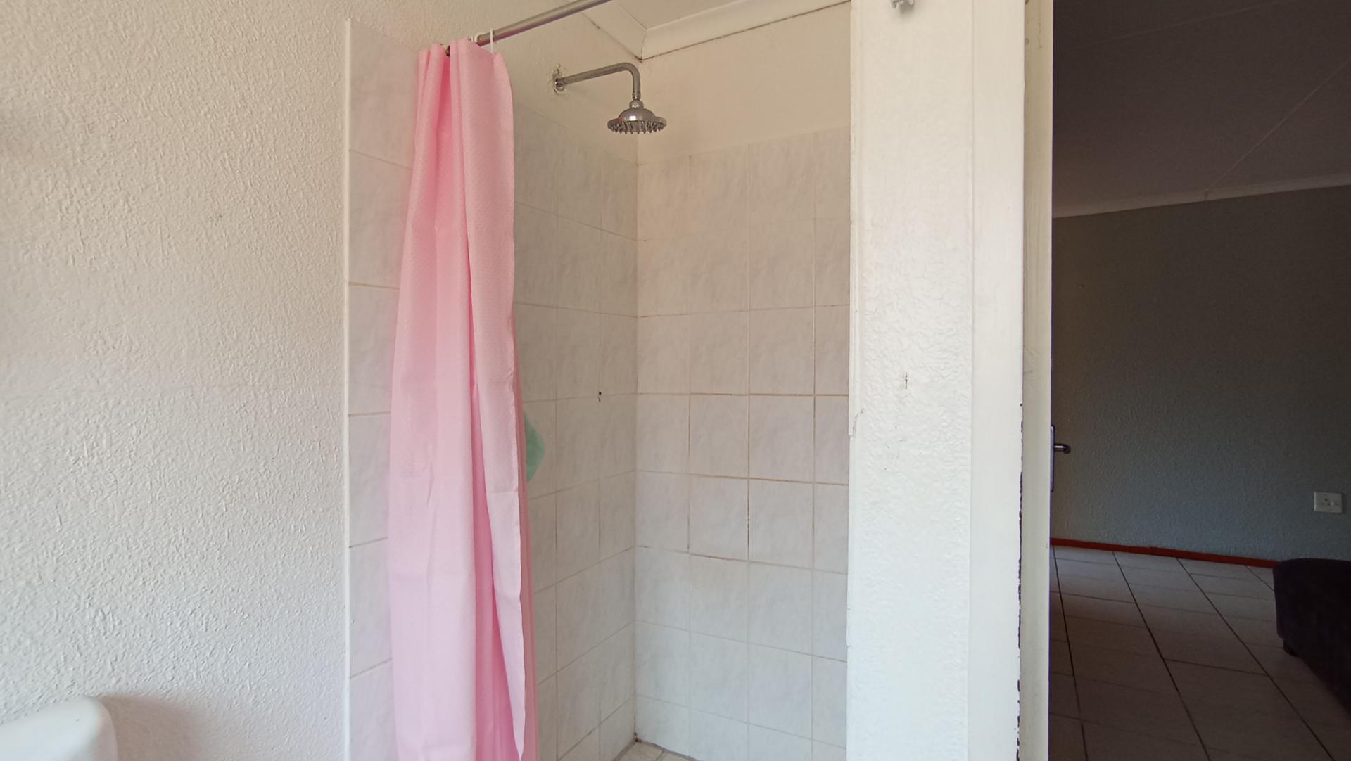 Bathroom 1 - 5 square meters of property in Groblerpark