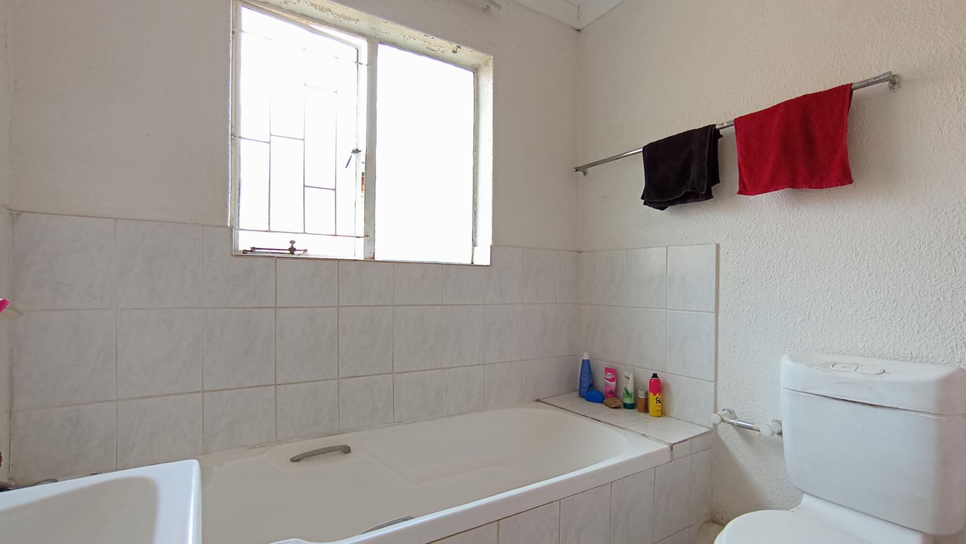 Bathroom 1 - 5 square meters of property in Groblerpark