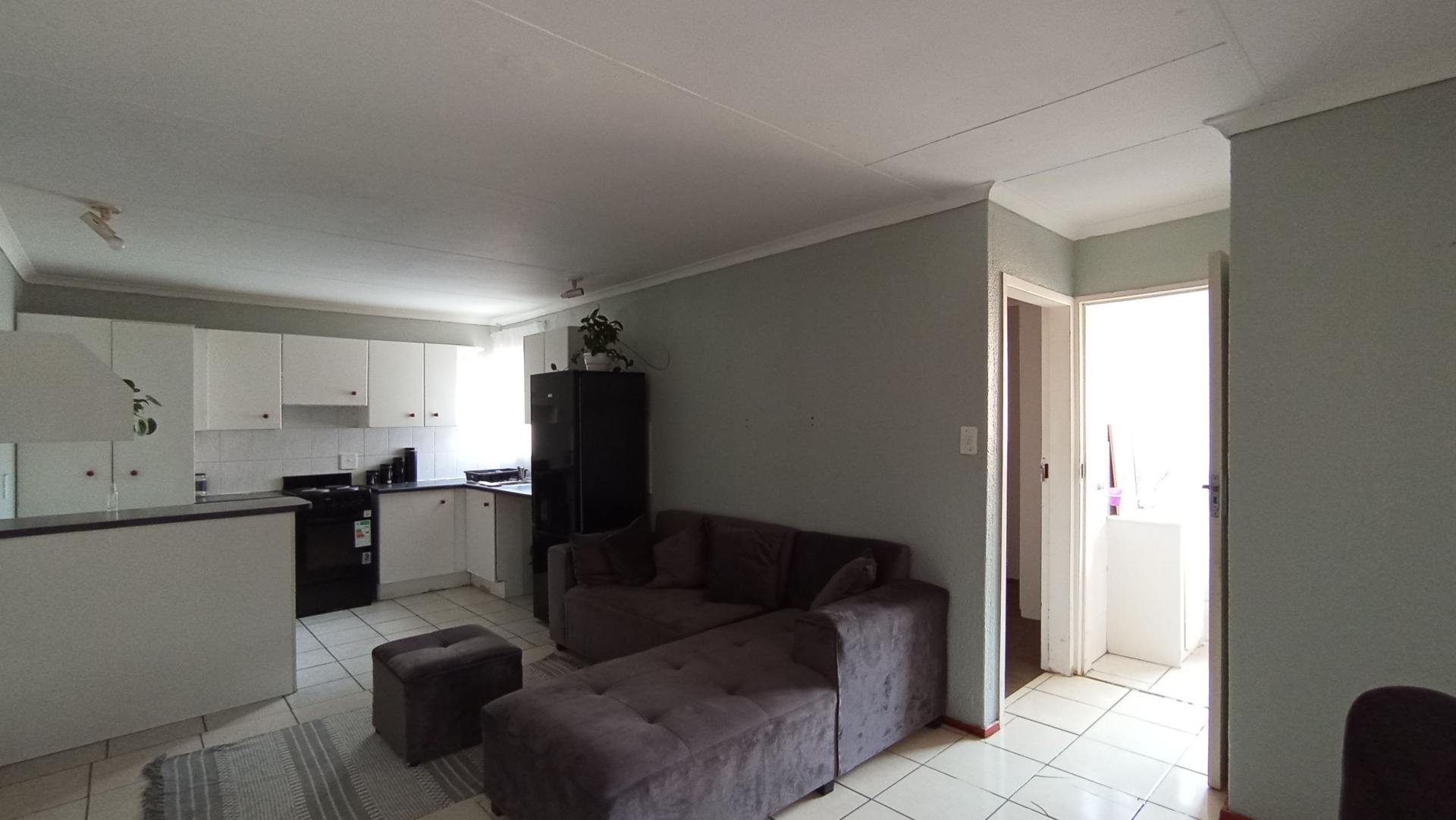 Lounges - 16 square meters of property in Groblerpark