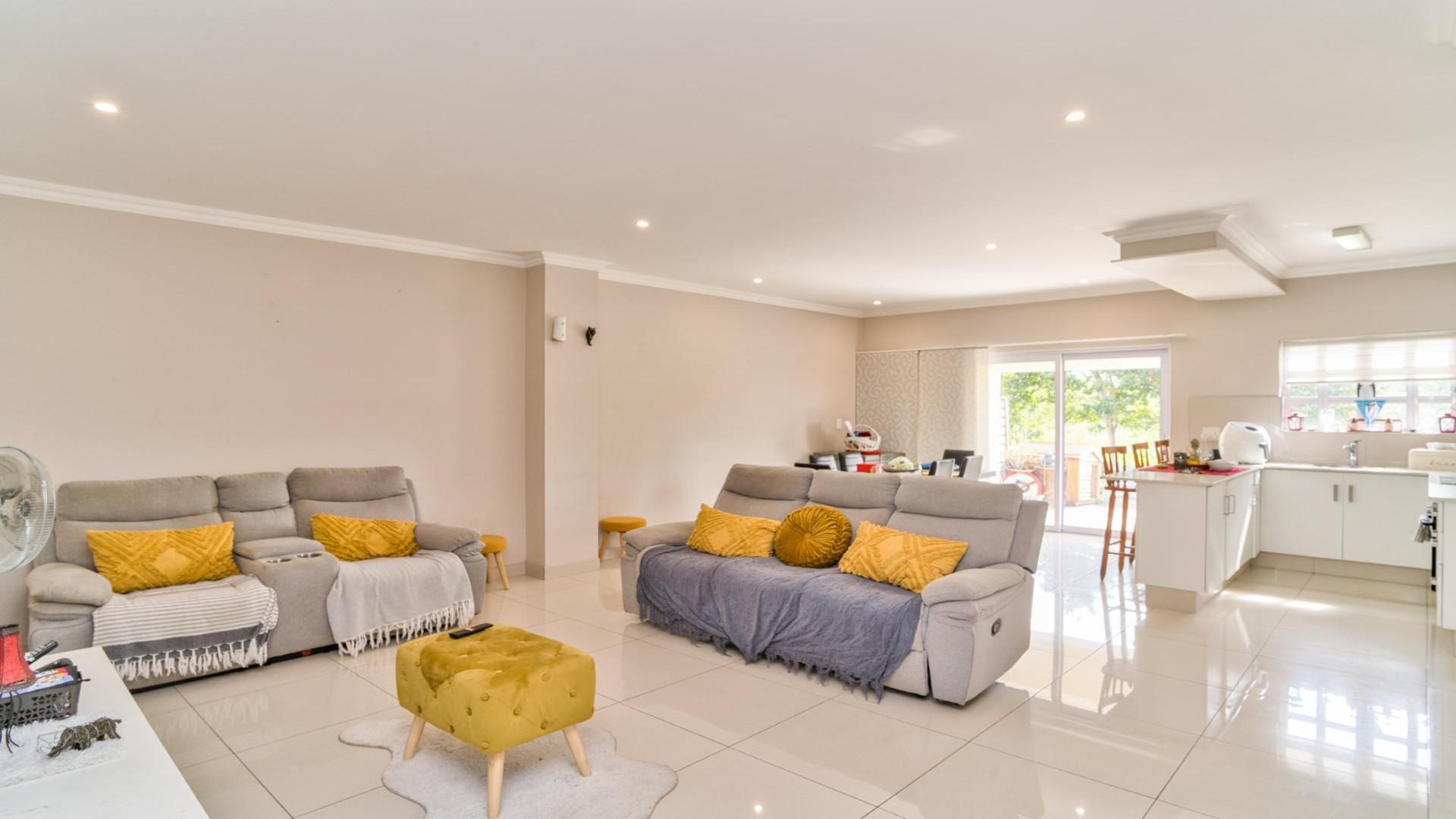Lounges - 23 square meters of property in Mount Edgecombe 