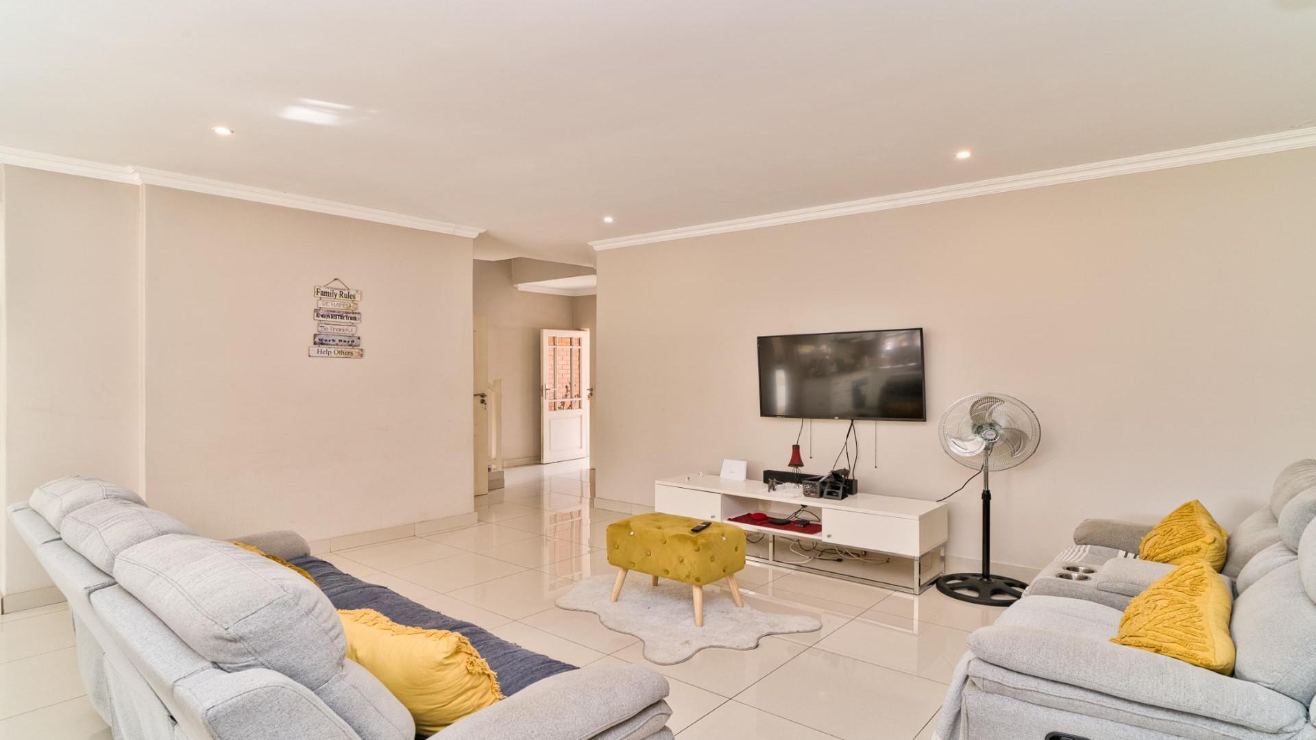 Lounges - 23 square meters of property in Mount Edgecombe 