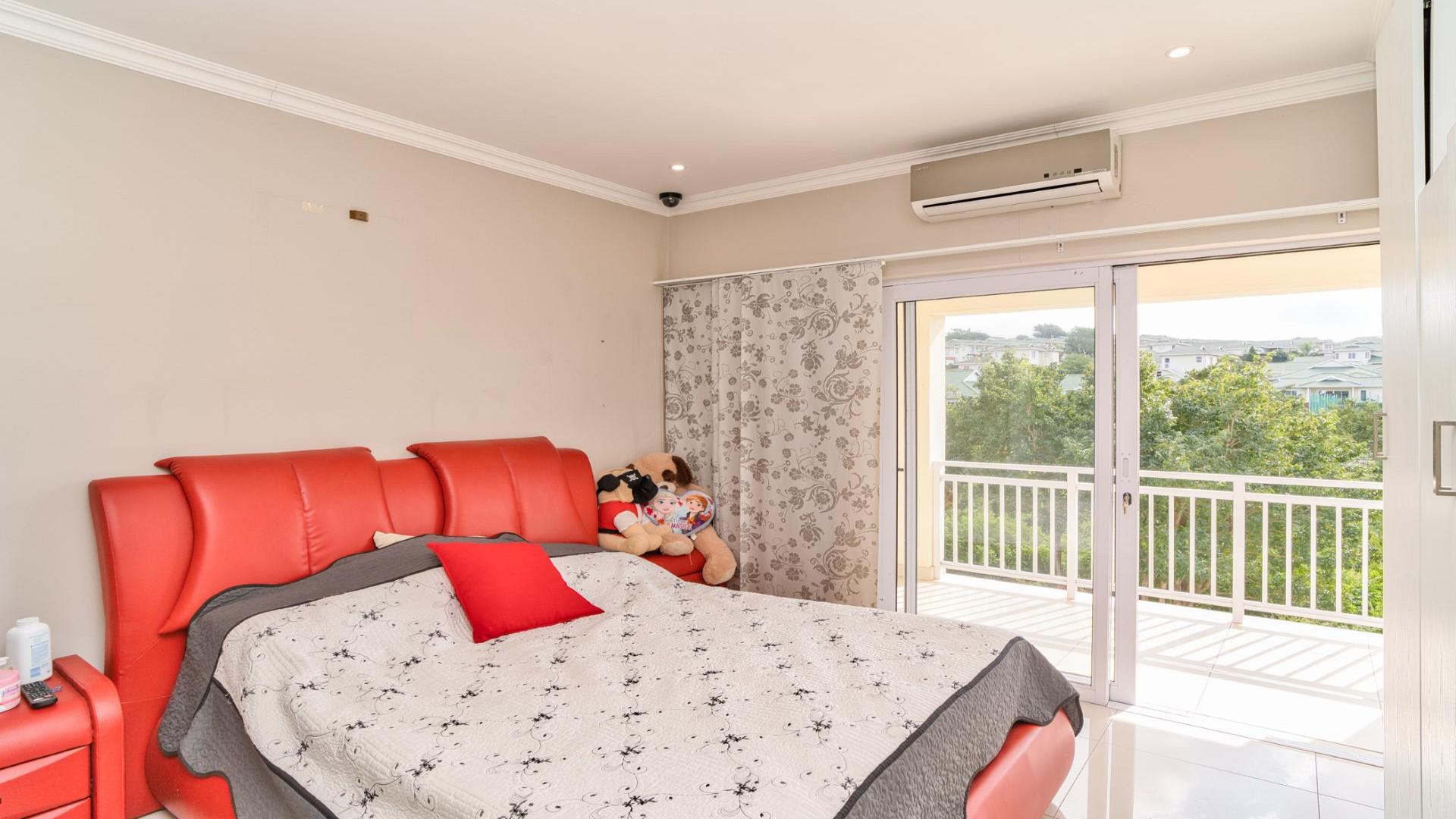 Main Bedroom - 15 square meters of property in Mount Edgecombe 