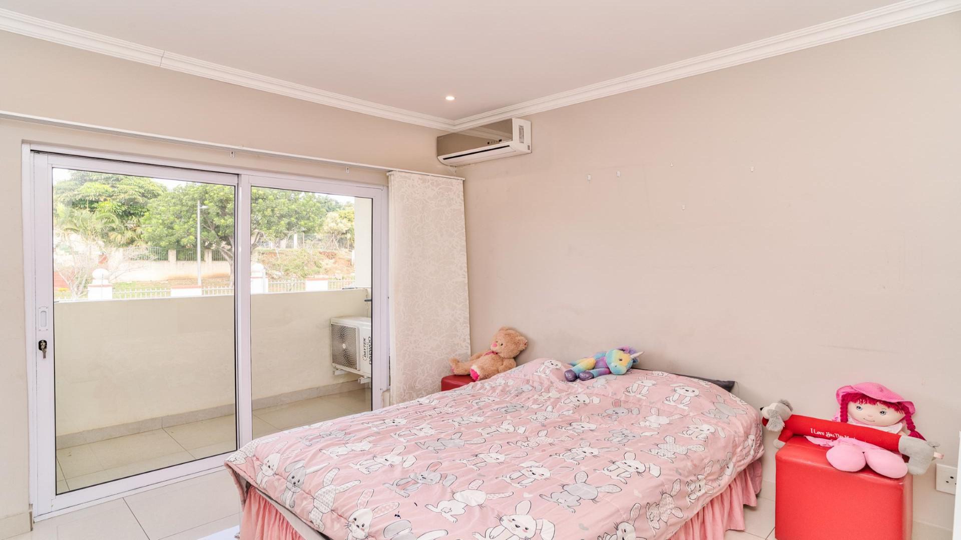 Bed Room 1 - 14 square meters of property in Mount Edgecombe 