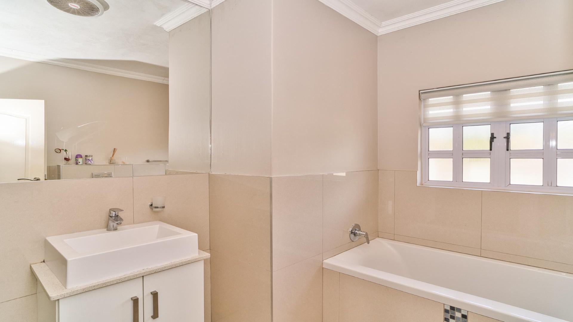 Bathroom 1 - 8 square meters of property in Mount Edgecombe 