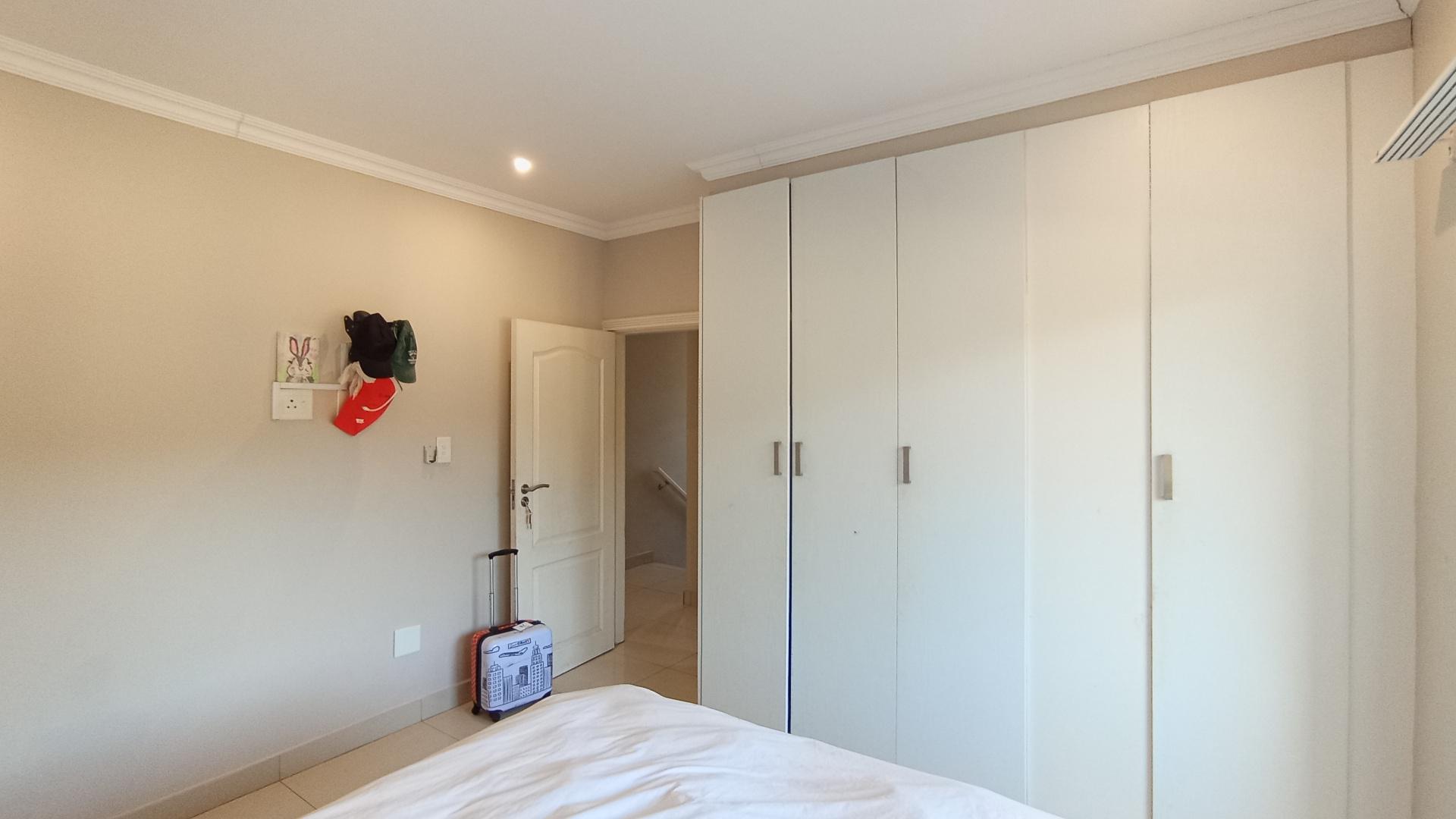 Bed Room 1 - 14 square meters of property in Mount Edgecombe 