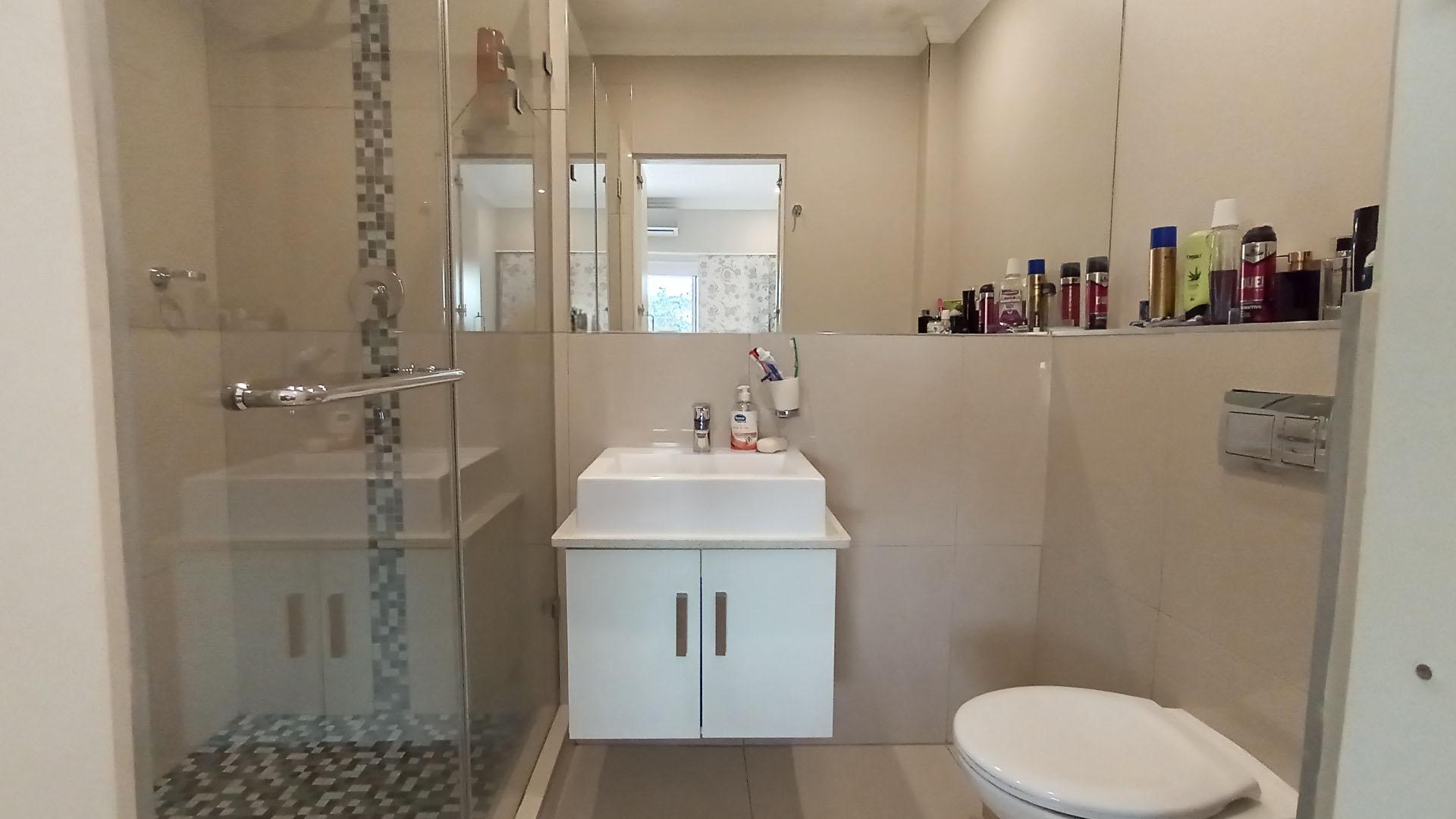 Main Bathroom - 5 square meters of property in Mount Edgecombe 
