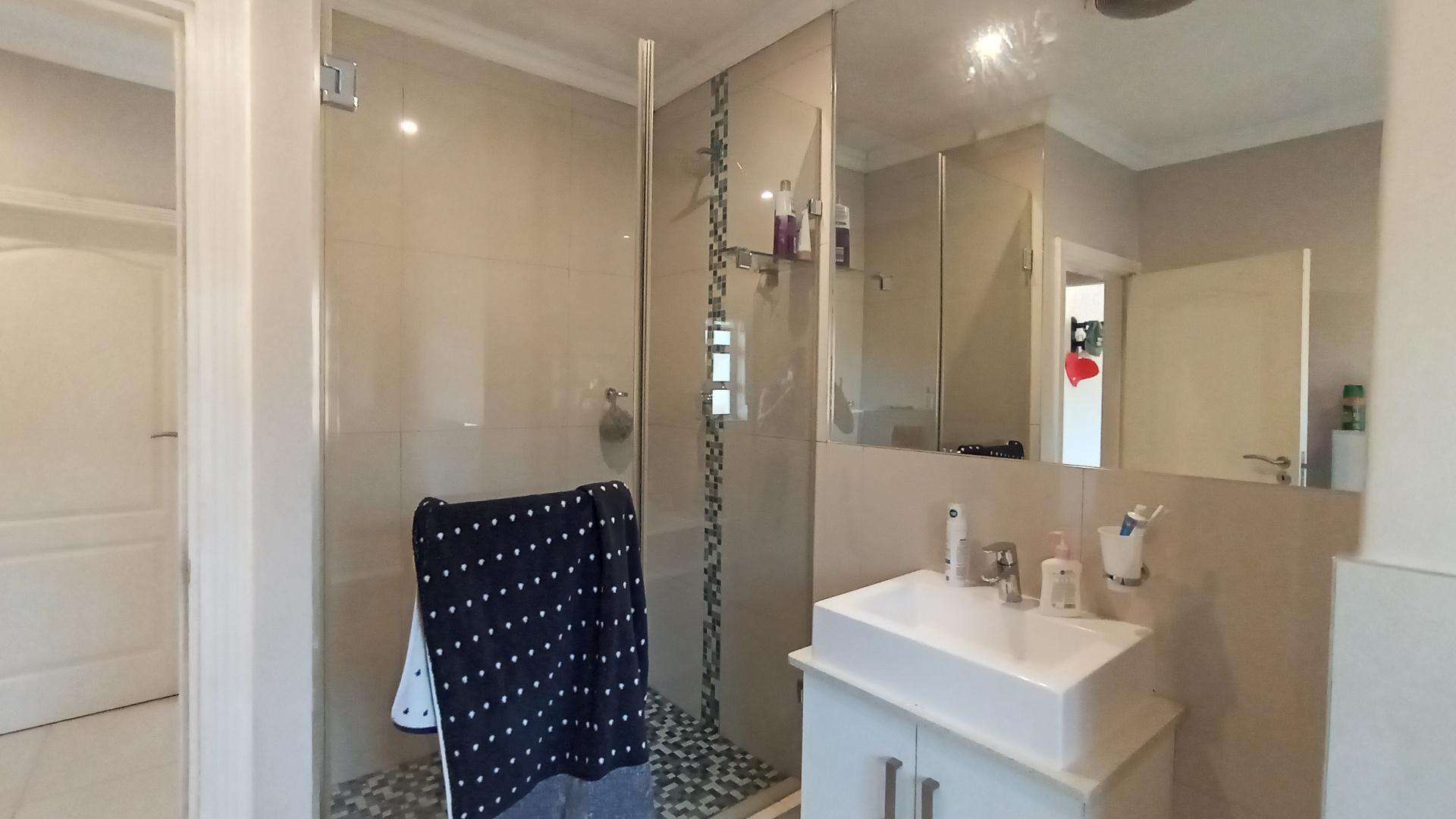 Bathroom 1 - 8 square meters of property in Mount Edgecombe 