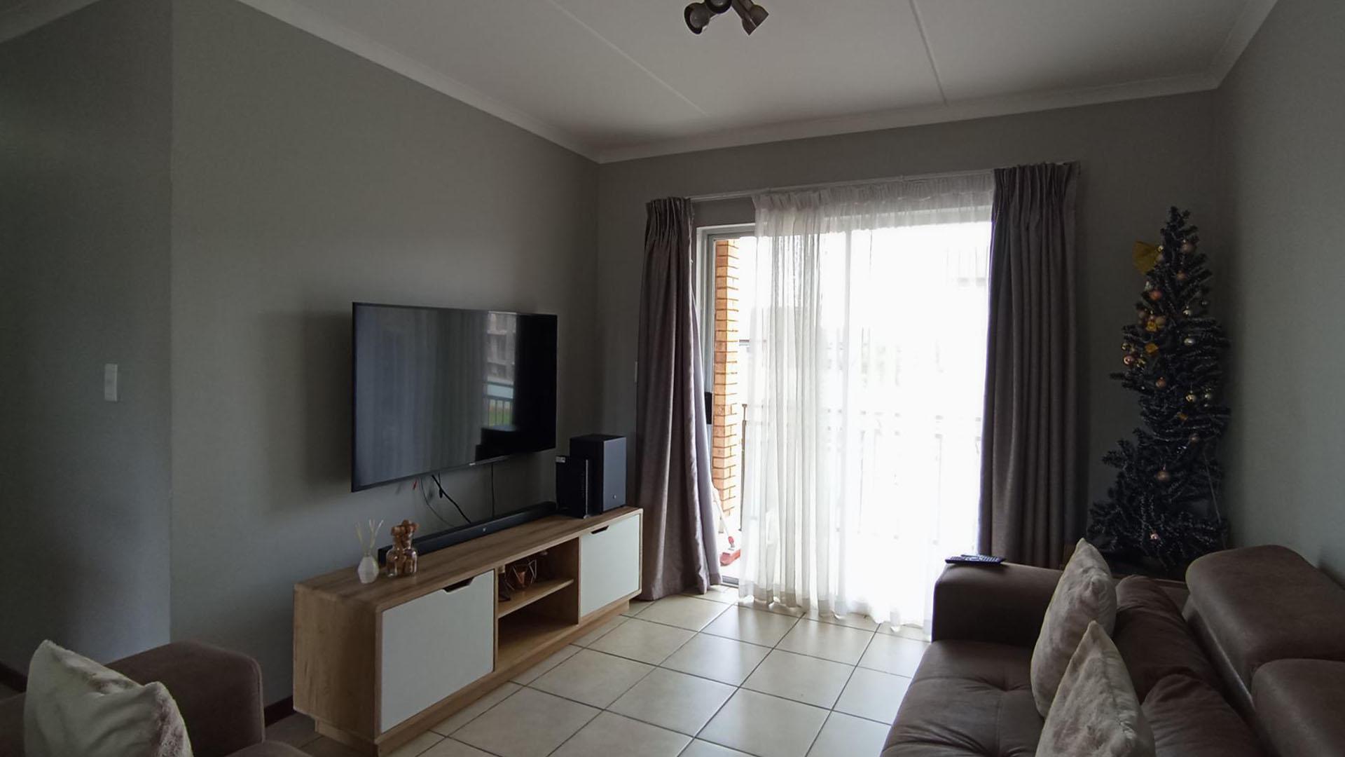 Lounges - 20 square meters of property in Sagewood