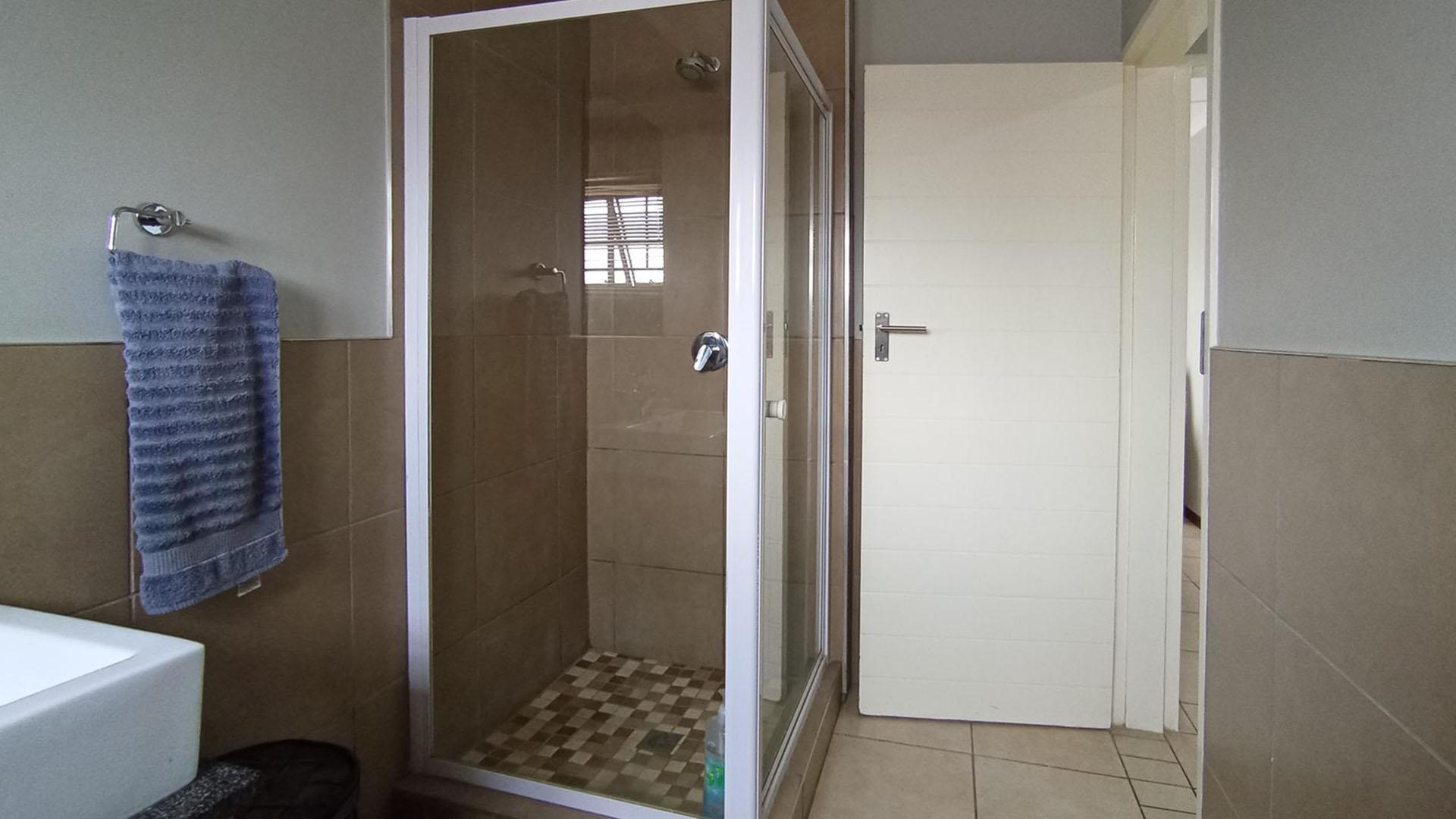 Bathroom 1 - 6 square meters of property in Sagewood