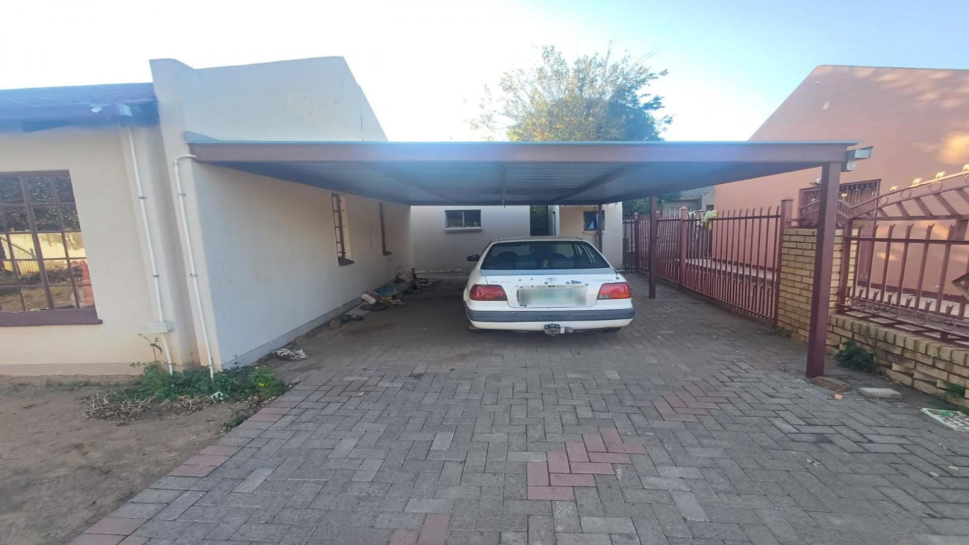 Carport  of property in Bloemfontein