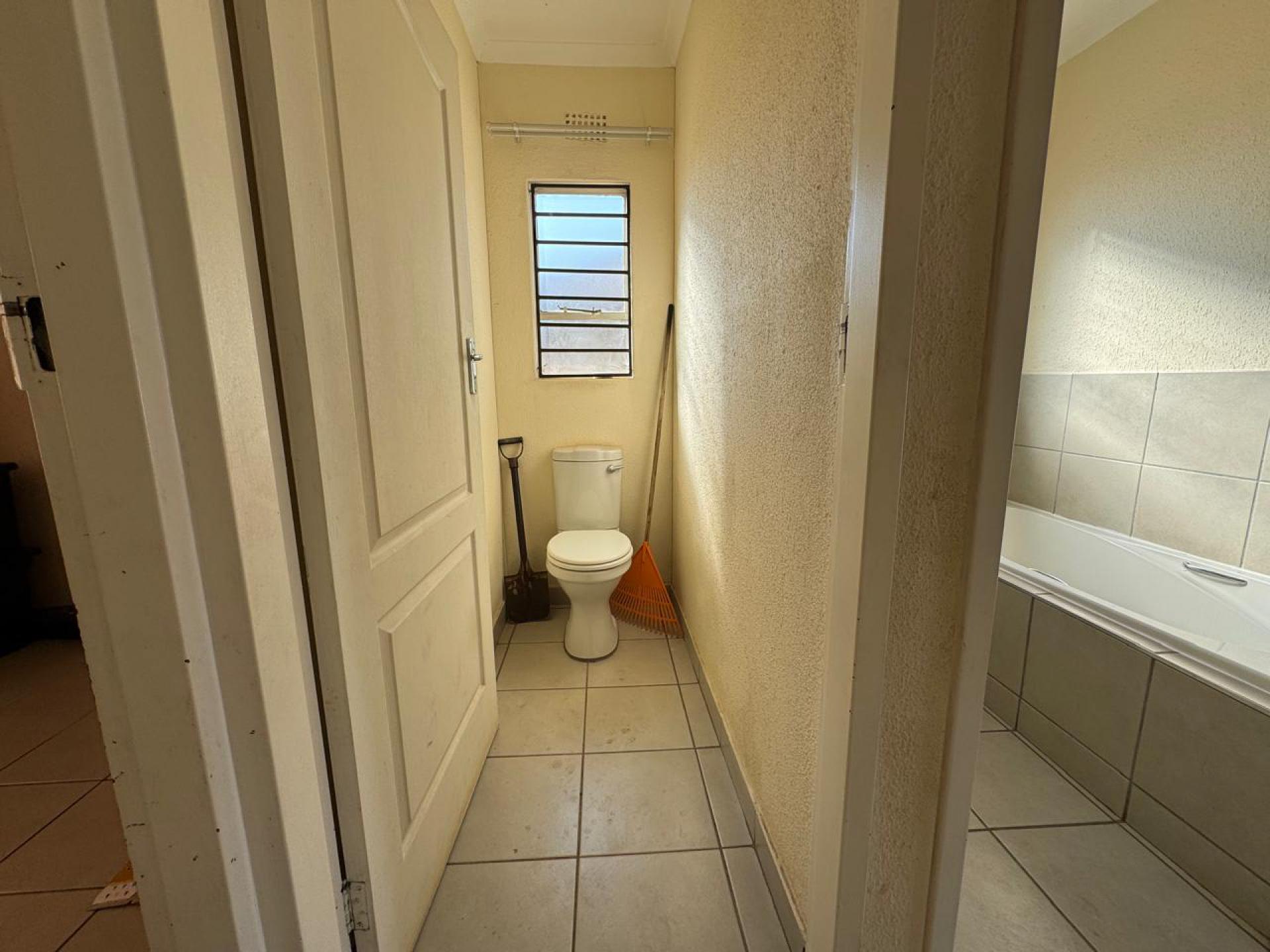 Bathroom 1 - 6 square meters of property in Vanderbijlpark