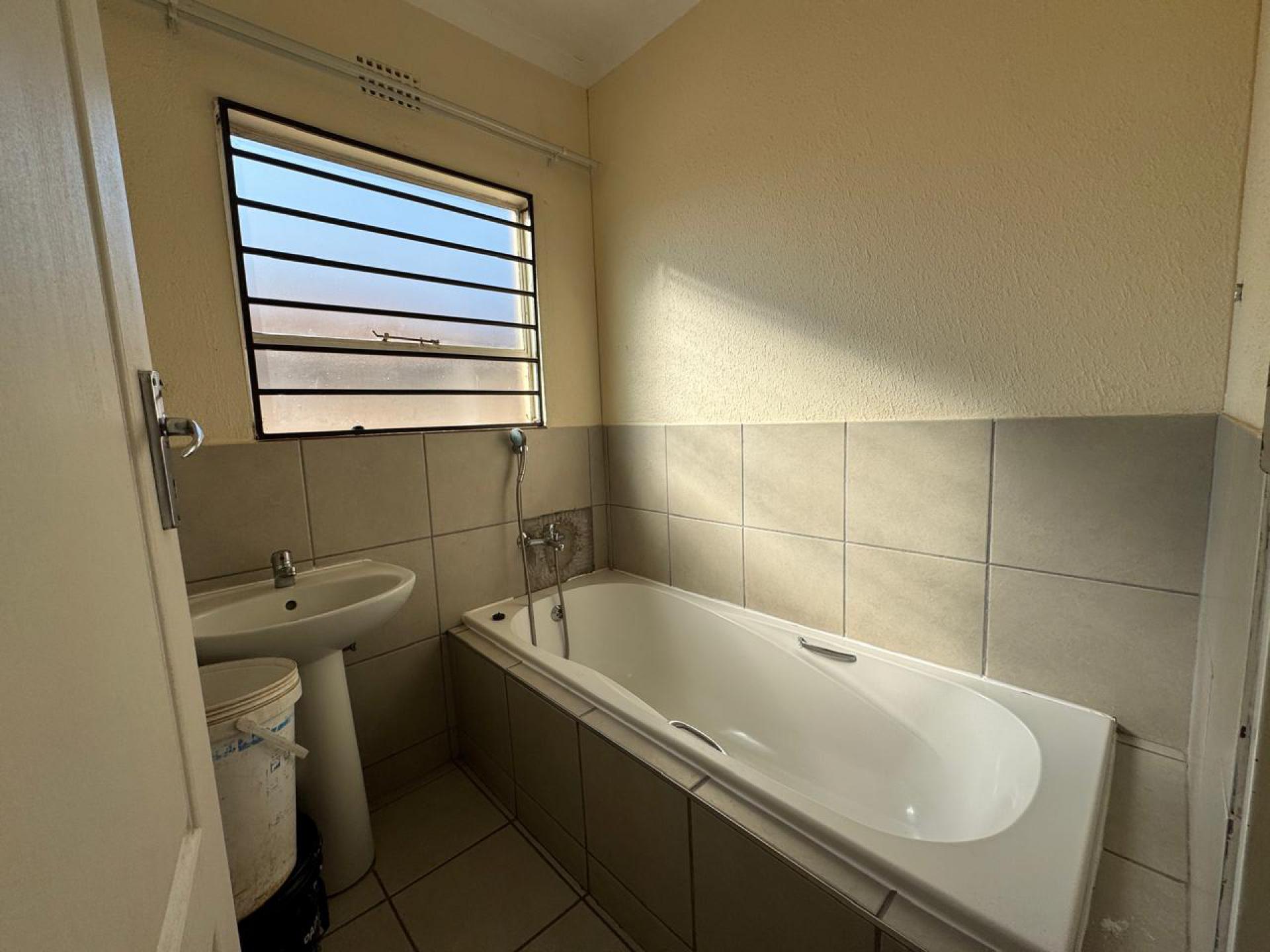 Bathroom 1 - 6 square meters of property in Vanderbijlpark