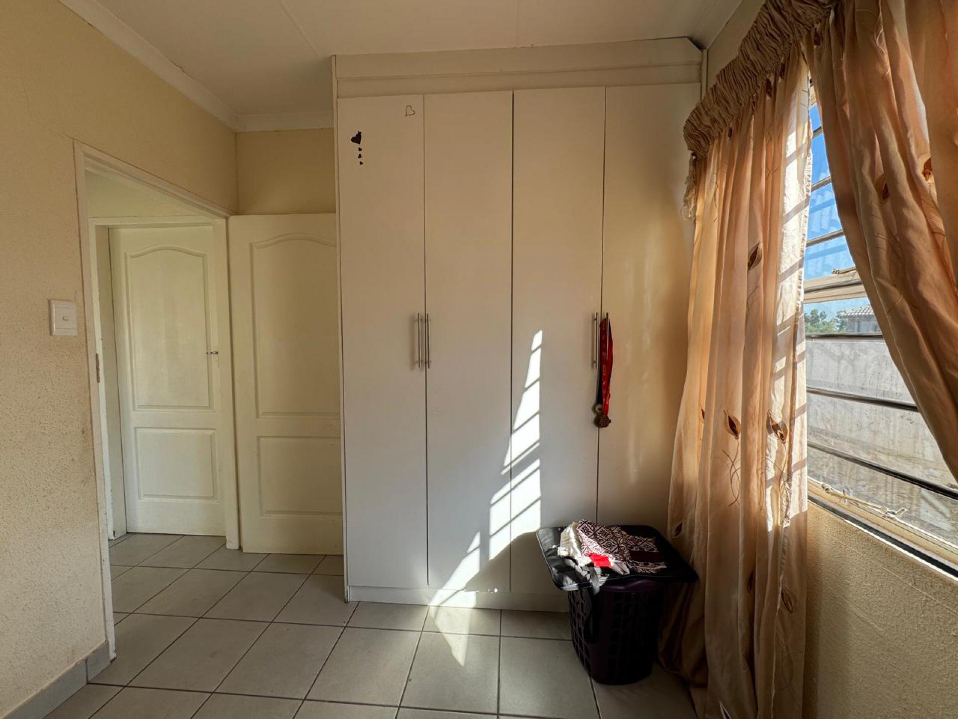 Bed Room 1 - 9 square meters of property in Vanderbijlpark