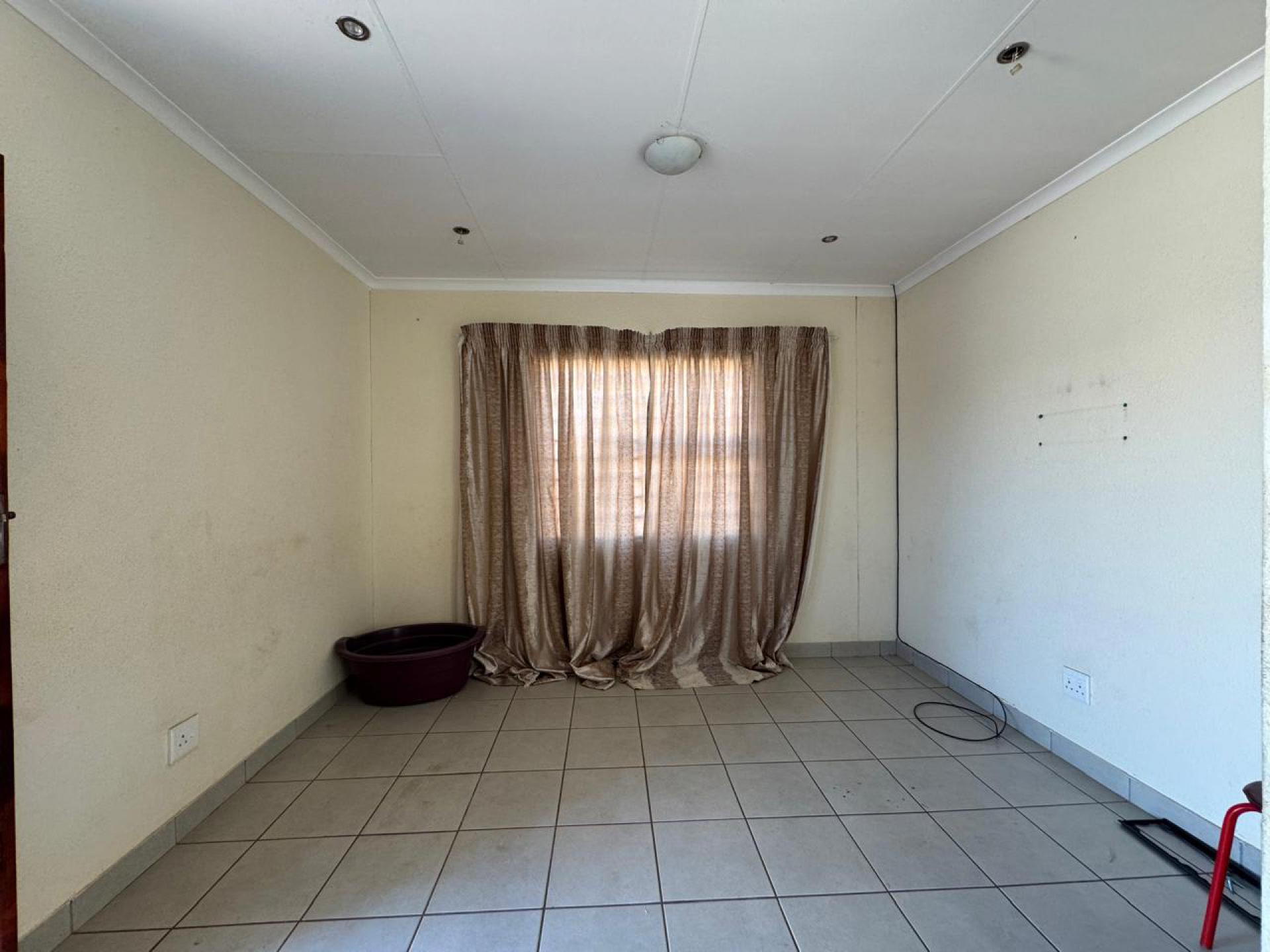 Lounges - 14 square meters of property in Vanderbijlpark