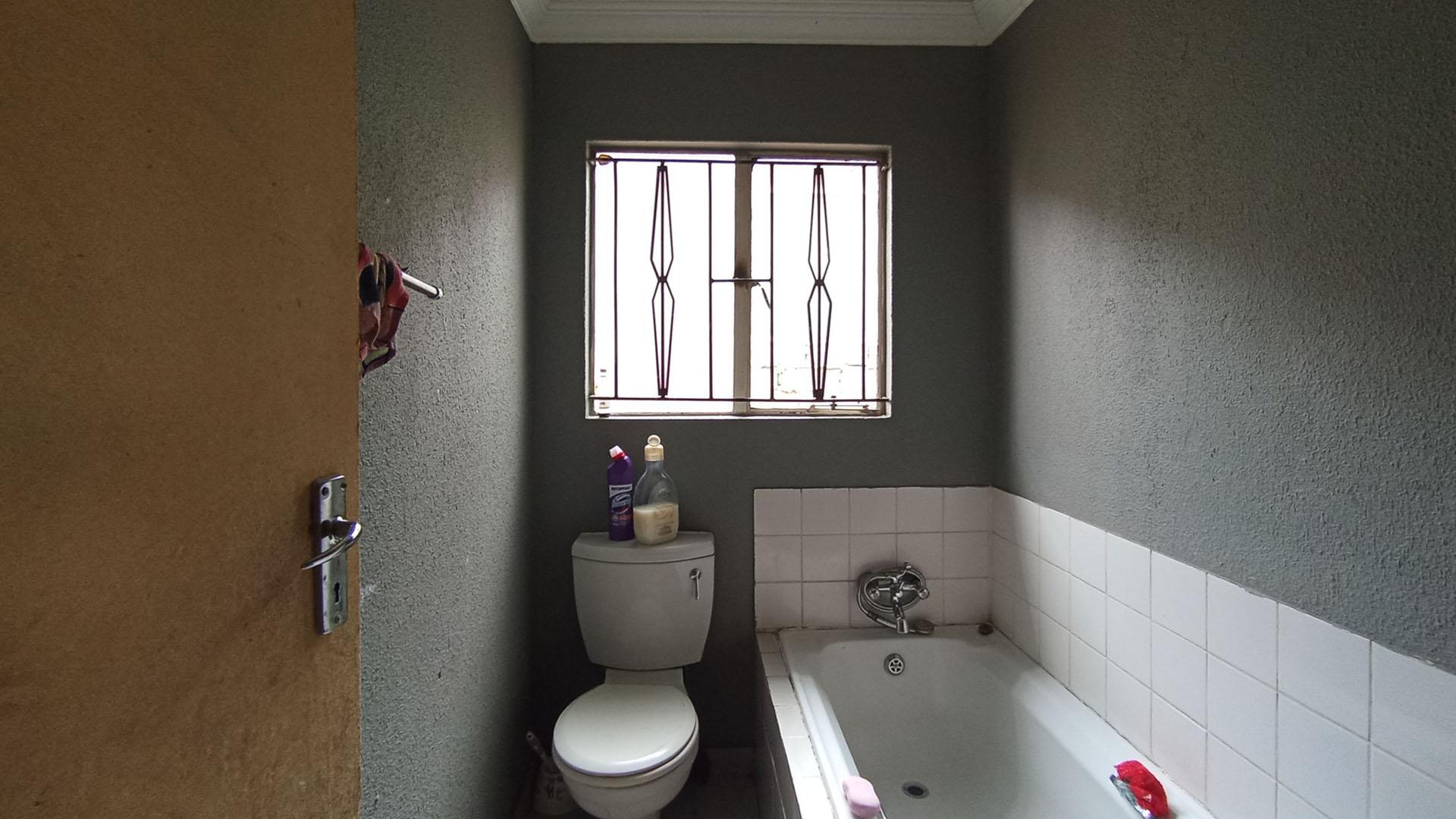 Bathroom 1 - 5 square meters of property in Olievenhoutbos