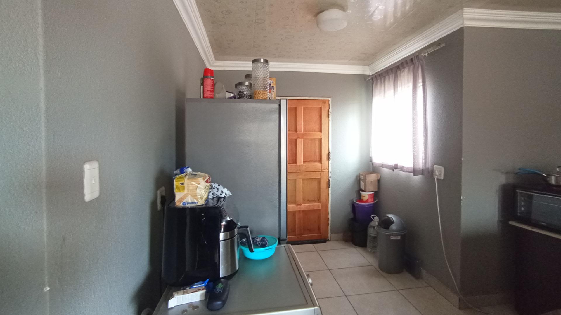 Kitchen - 8 square meters of property in Olievenhoutbos