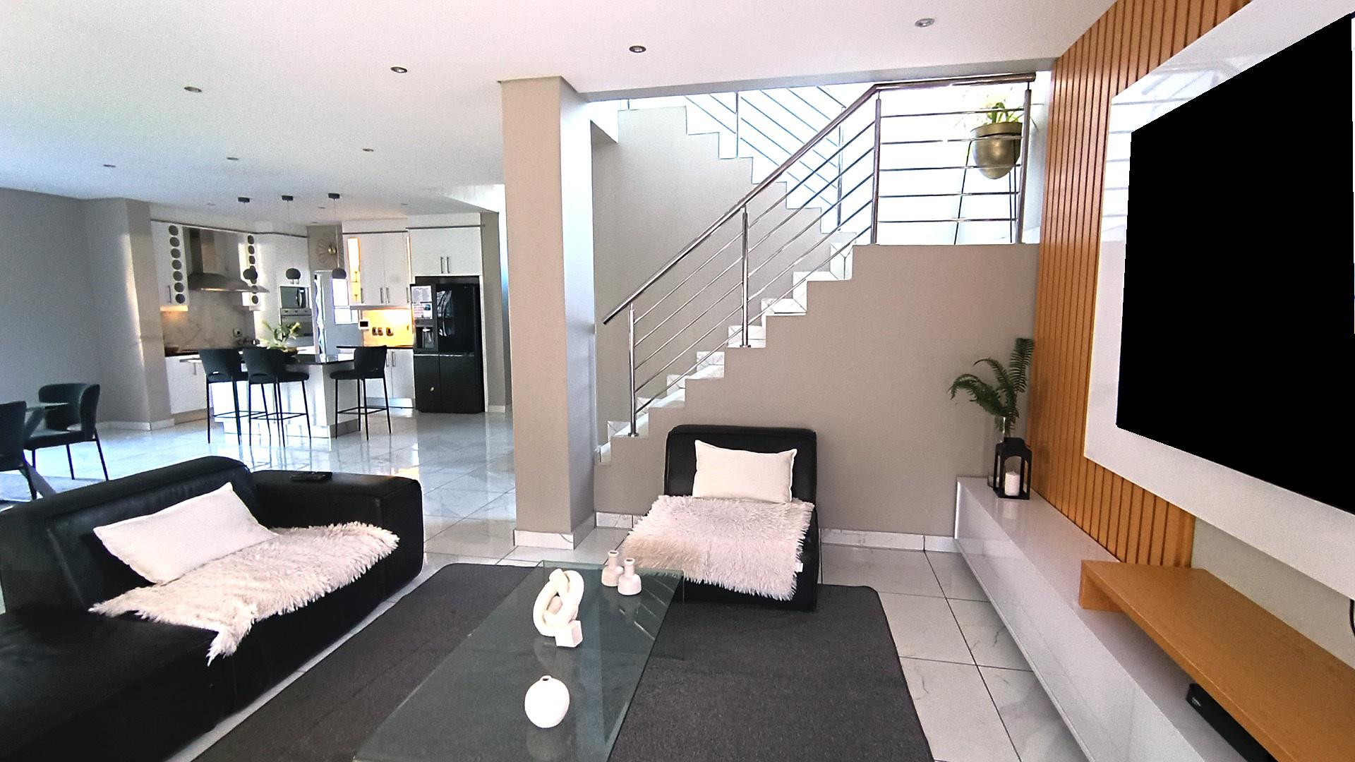 Lounges - 25 square meters of property in Parklands