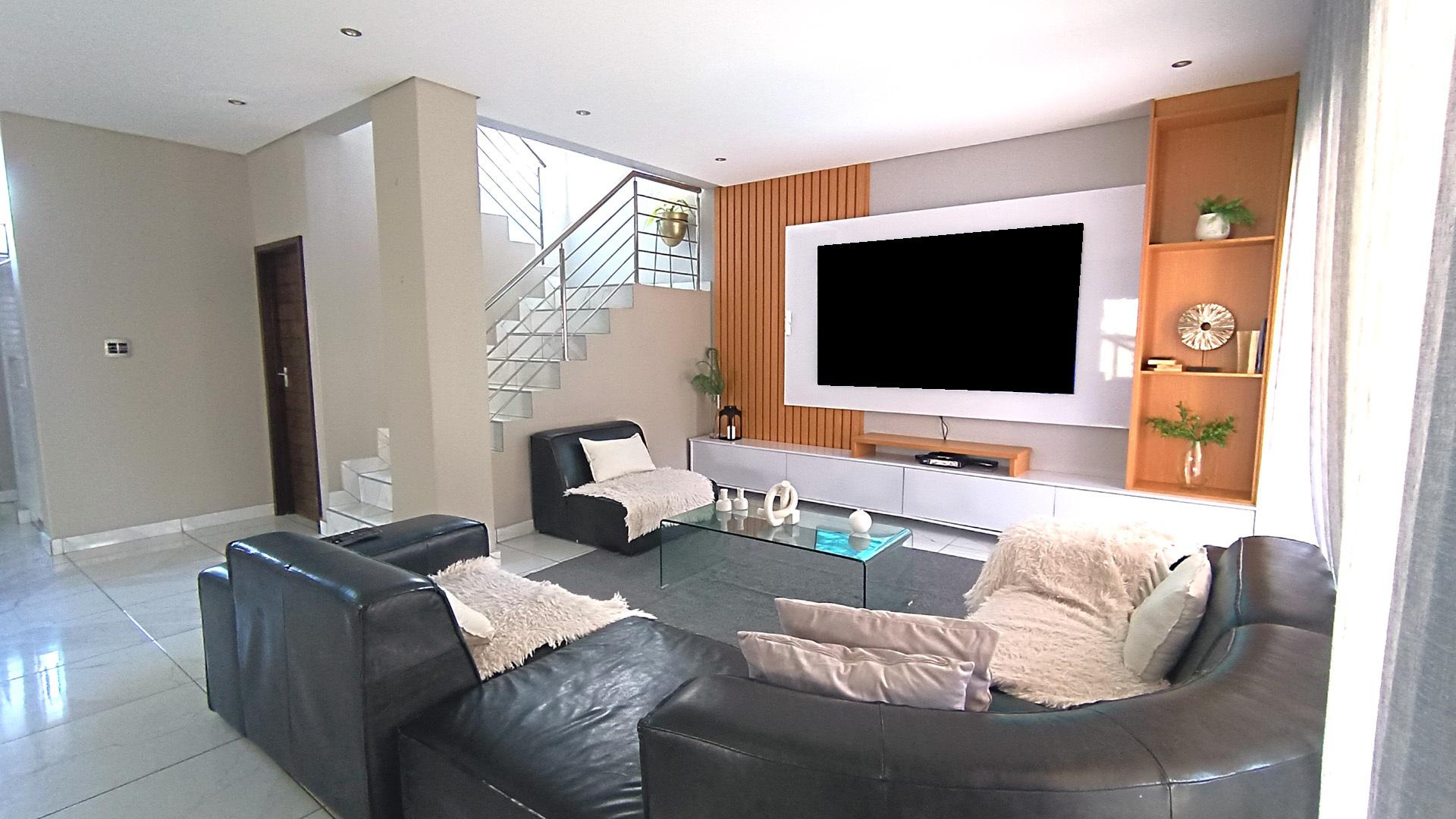 Lounges - 25 square meters of property in Parklands