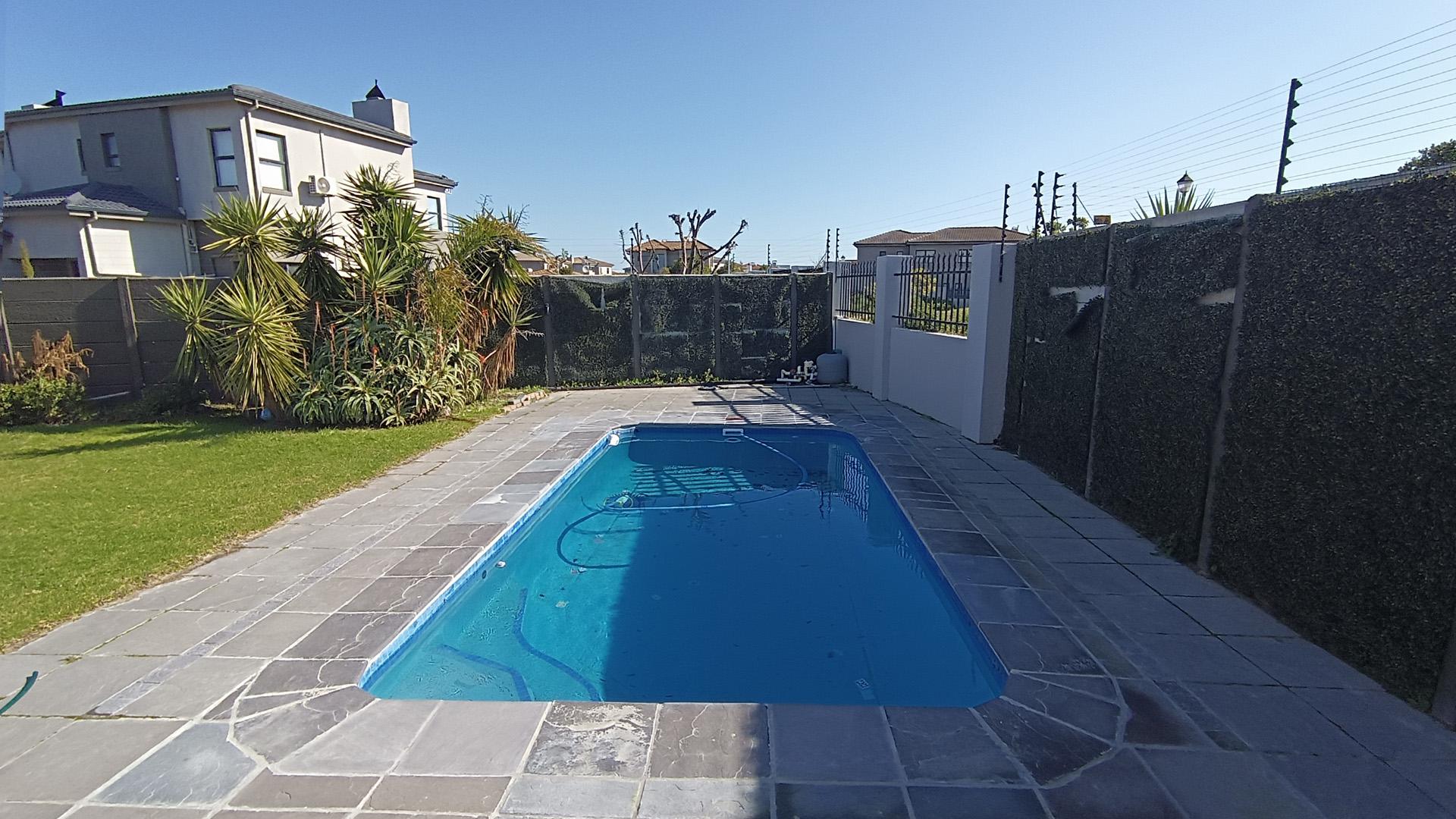 Swimming Pool of property in Parklands