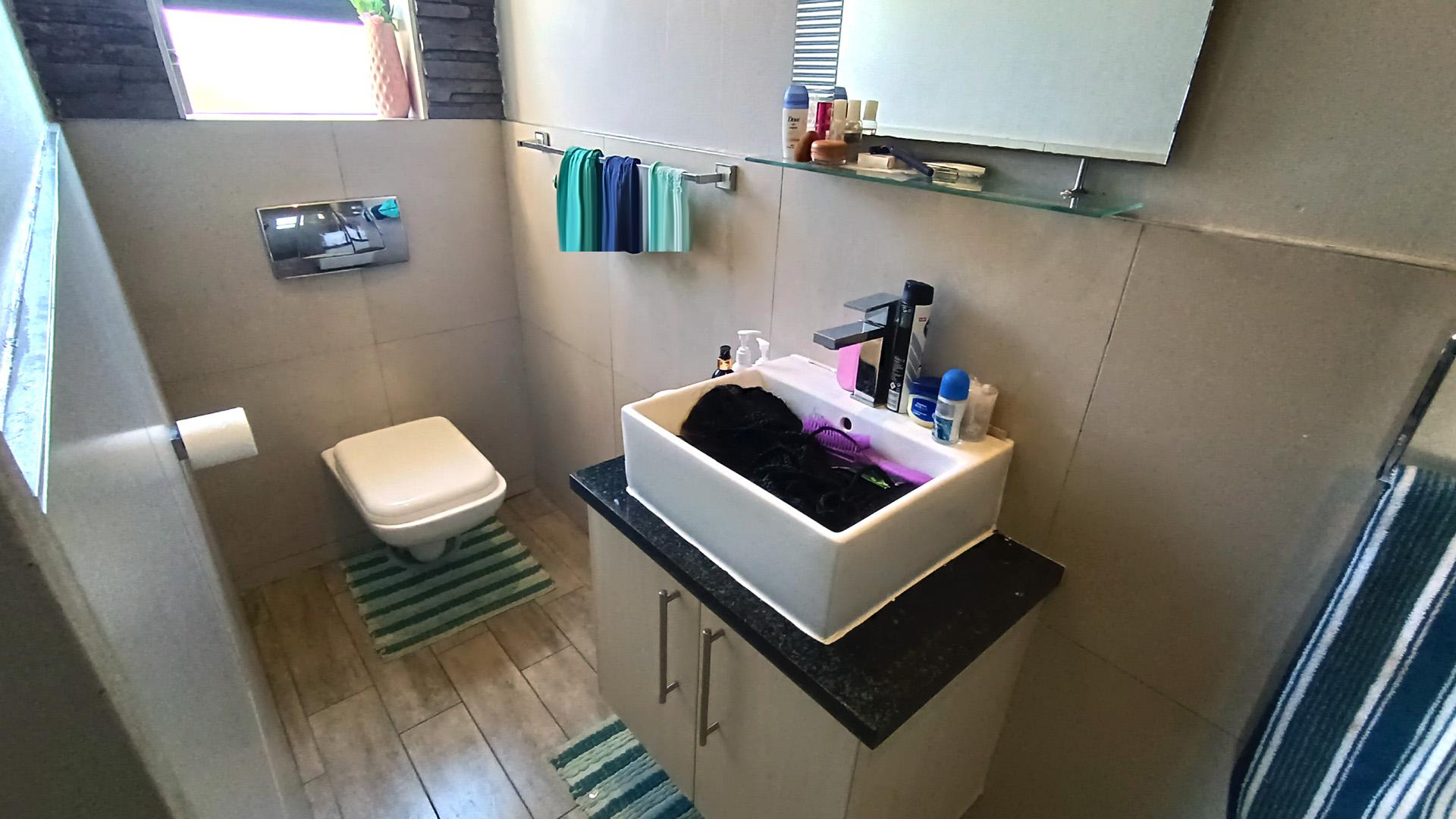 Bathroom 1 - 4 square meters of property in Parklands