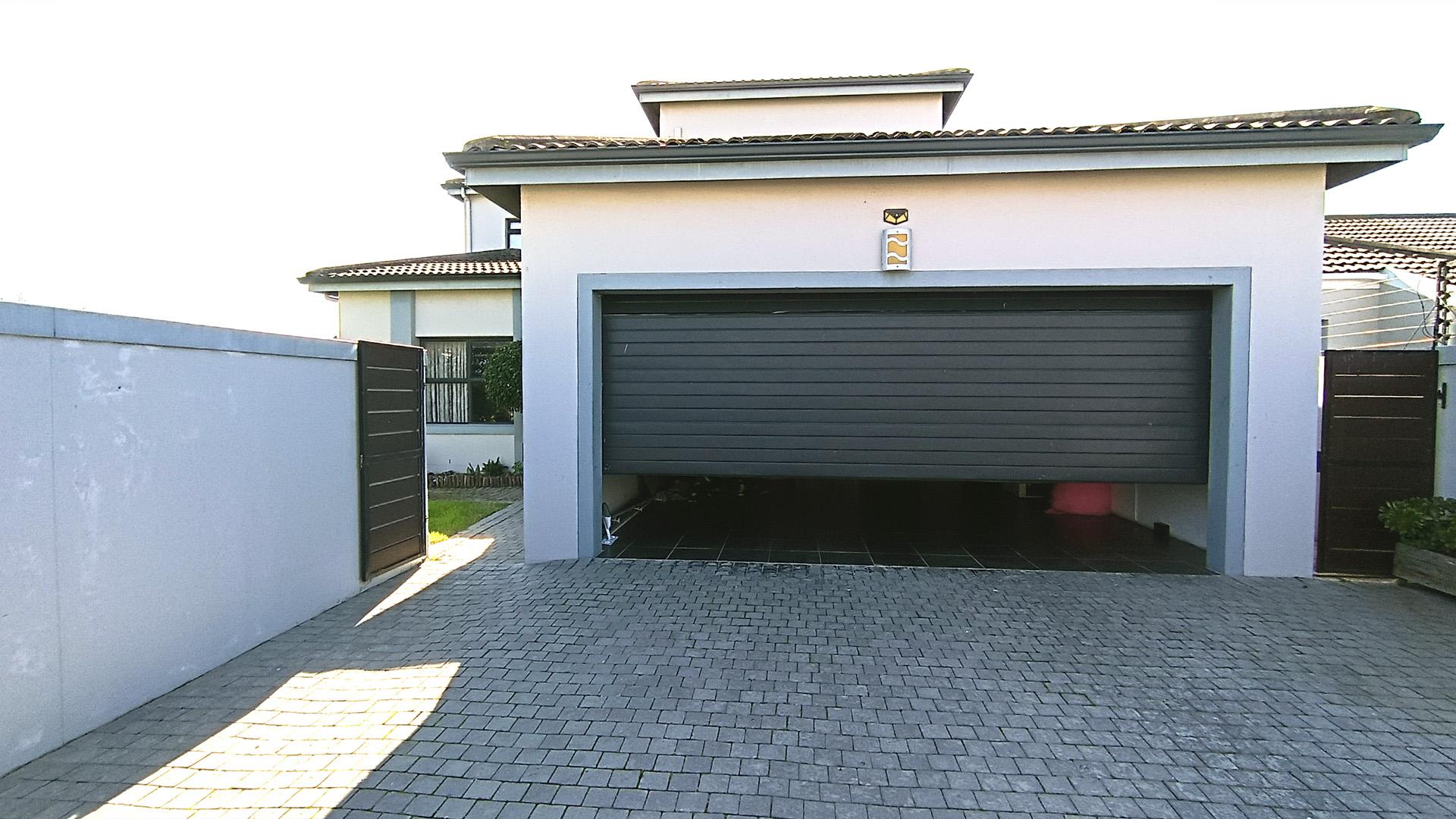 Garage - 42 square meters of property in Parklands